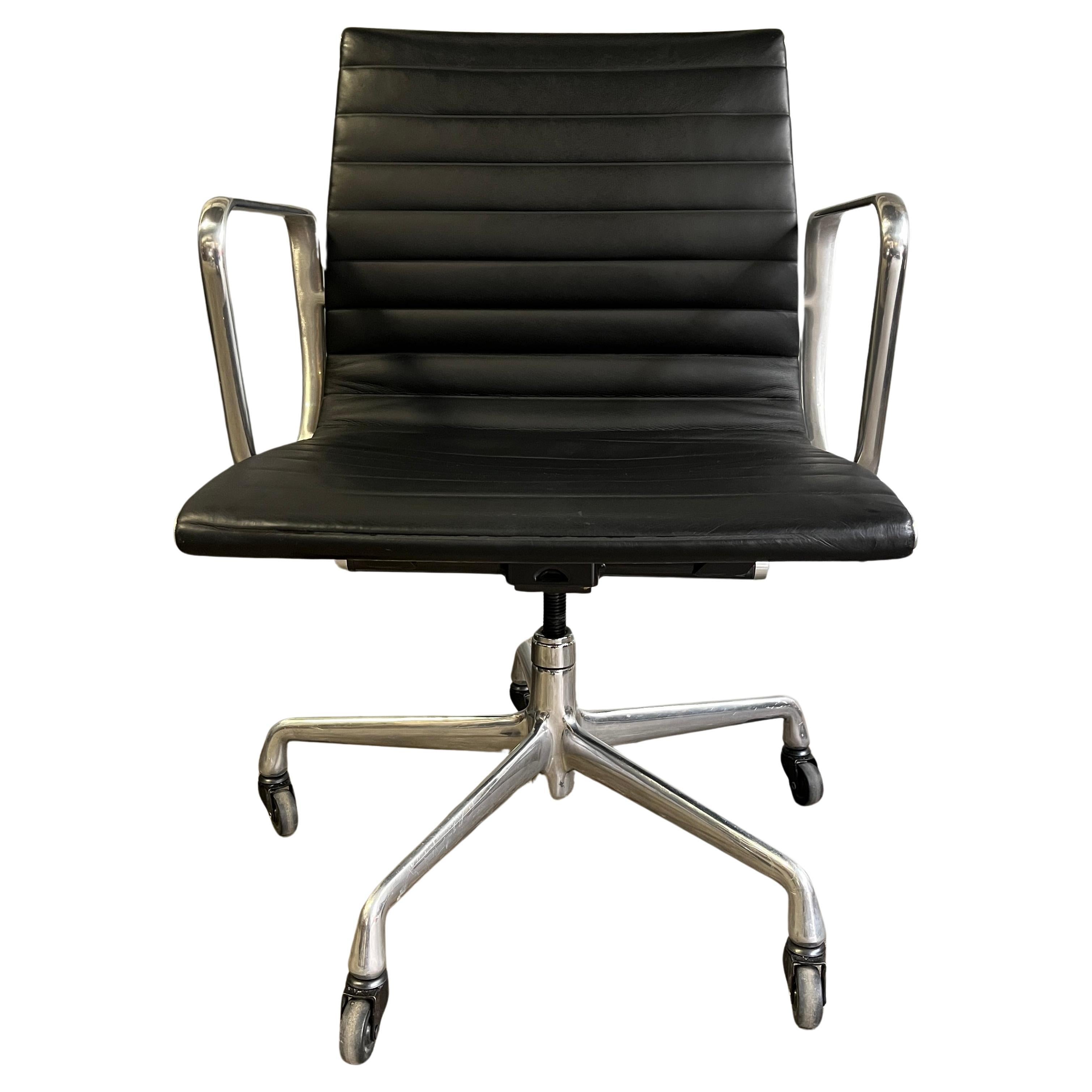 Metal  Eames Aluminium Group Management Chairs for Herman Miller For Sale