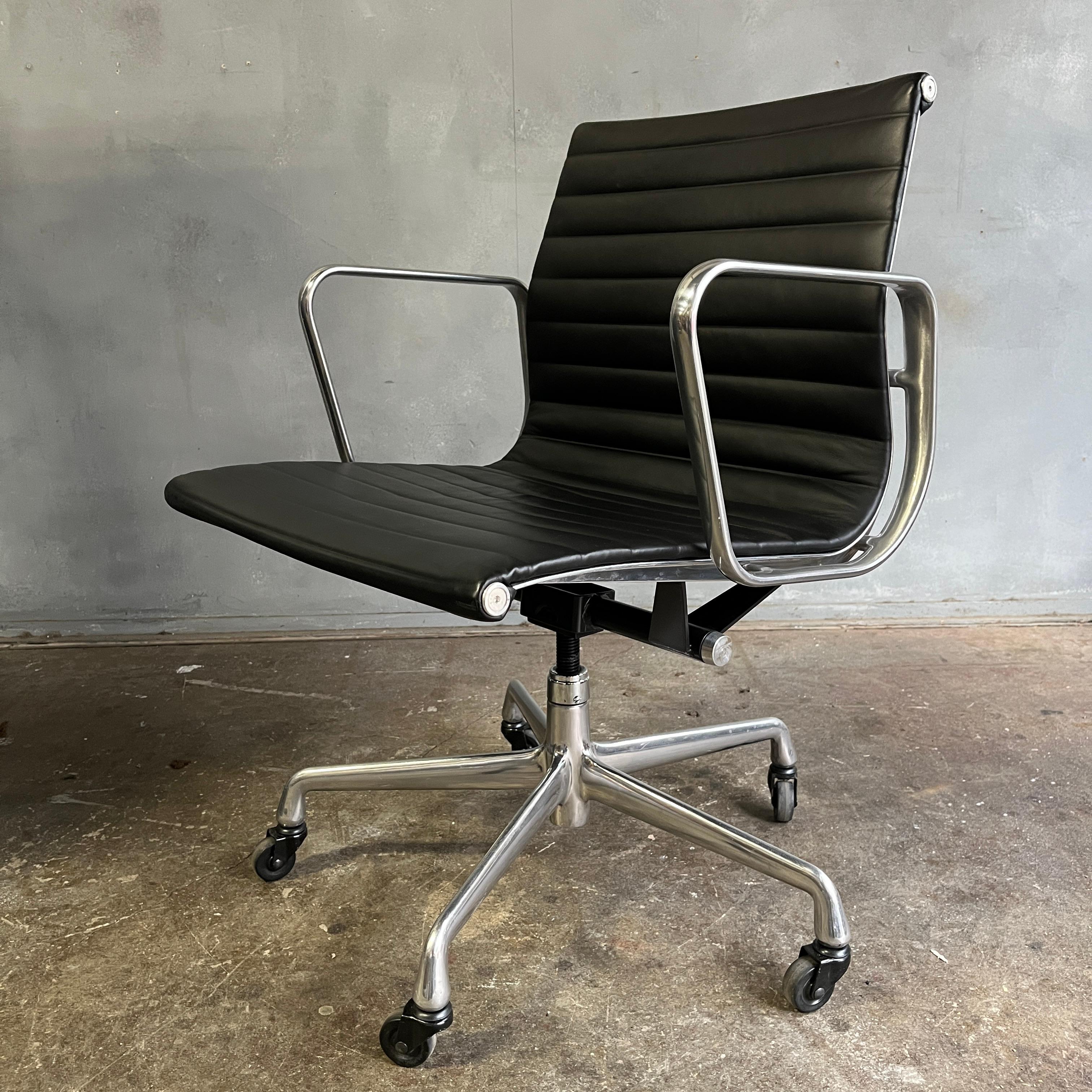  Eames Aluminium Group Management Chairs for Herman Miller For Sale 1