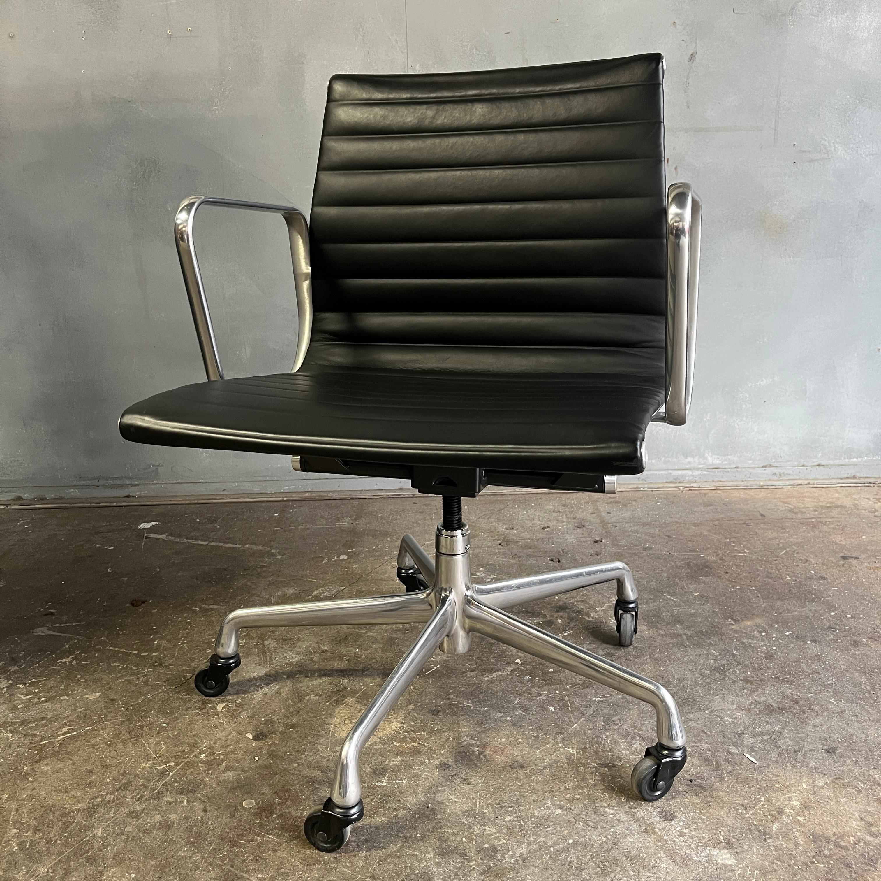  Eames Aluminium Group Management-Stühle für Herman Miller im Angebot 2