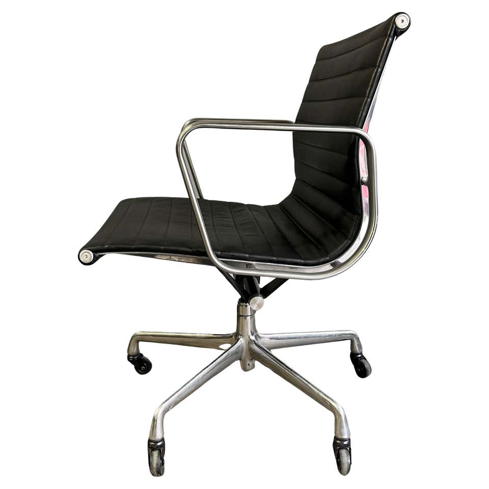 Eames Aluminum Group management chair in leather for Herman Miller For ...