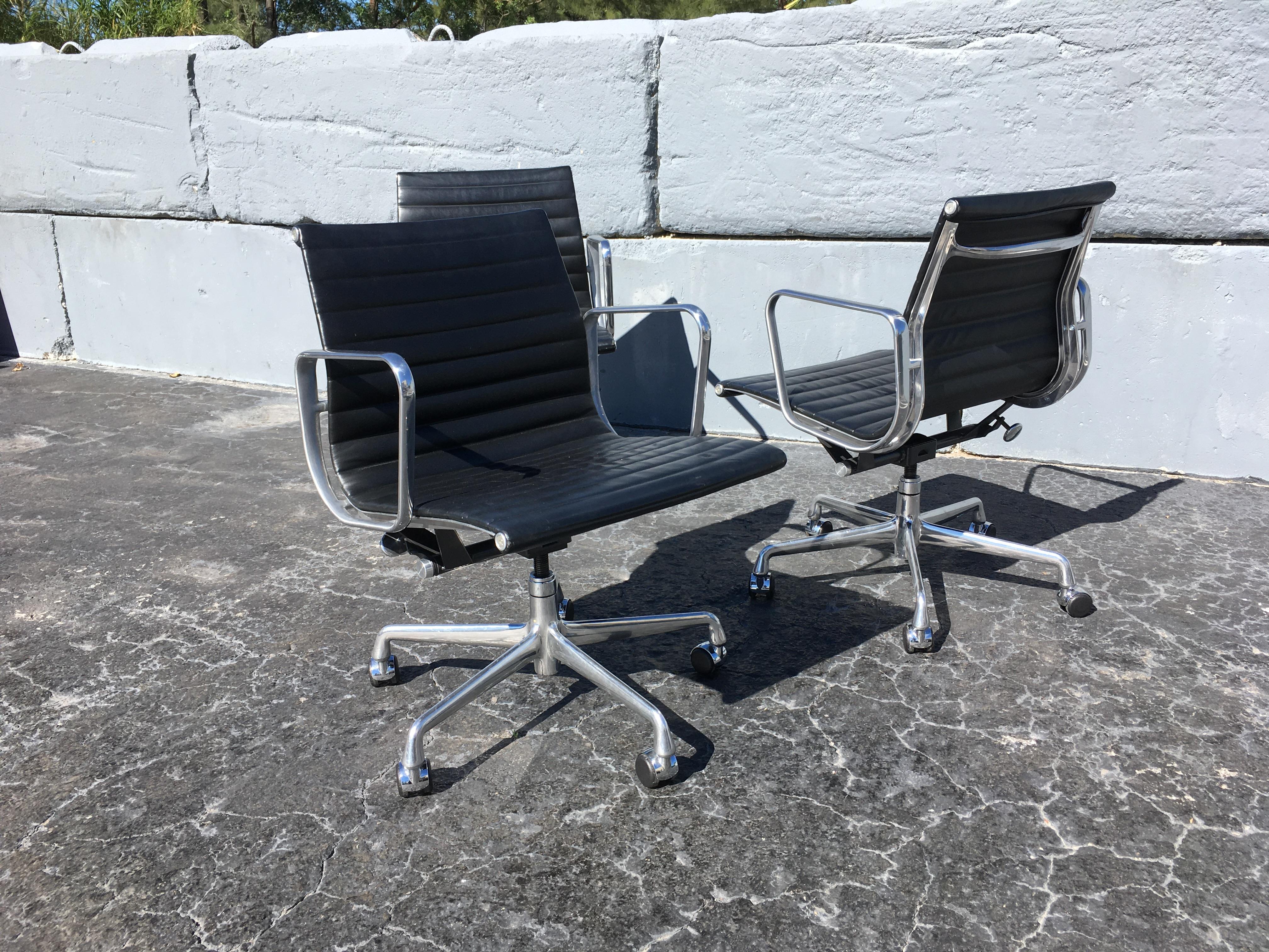 Eames aluminium management chairs in black leather for Herman Miller. Chairs are from 2005 and have some normal wear. These chairs are great for office or home, manual seat-height adjustment from 17