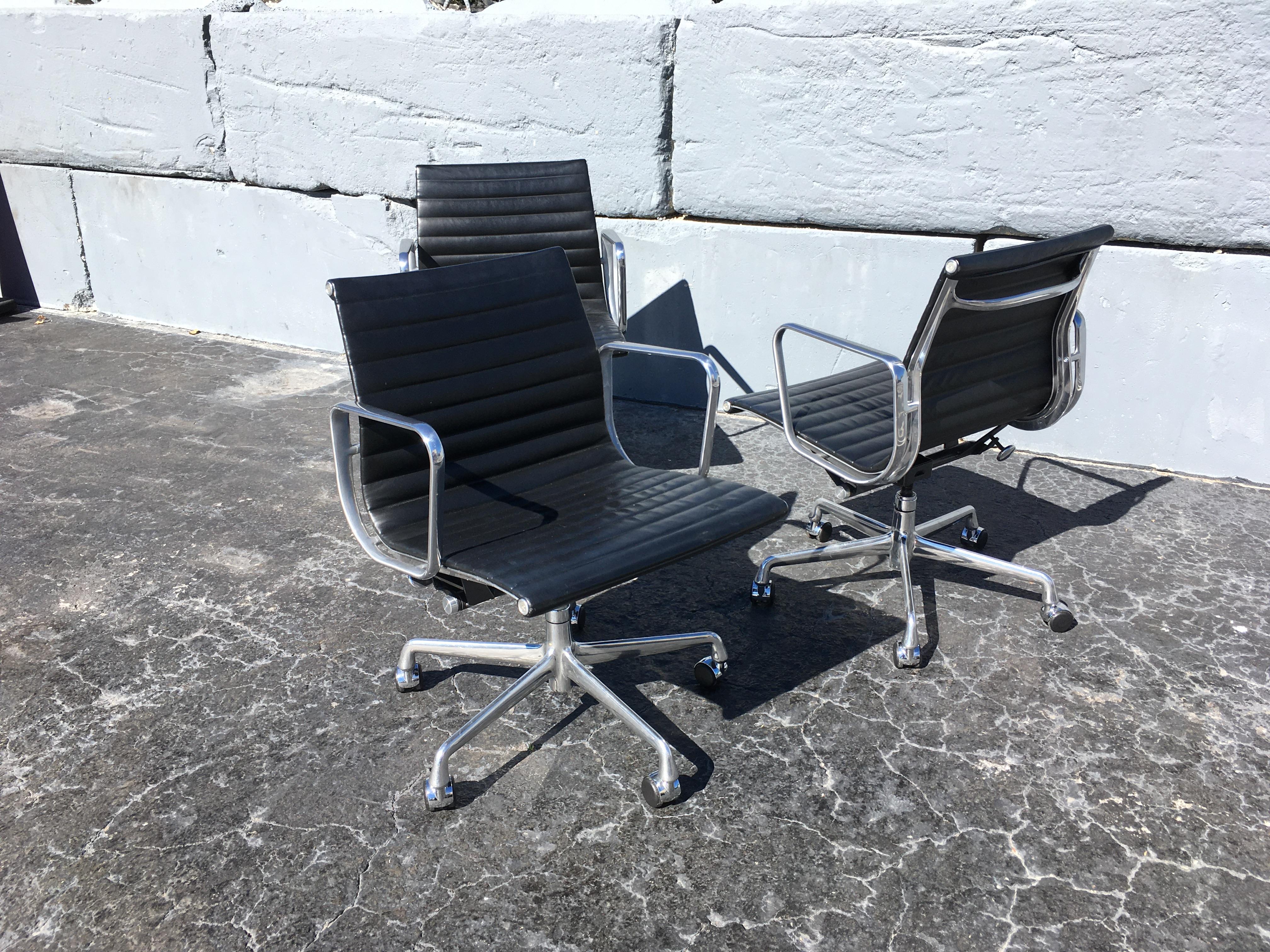 Modern Eames Aluminium Management Chairs in Black Leather for Herman Miller