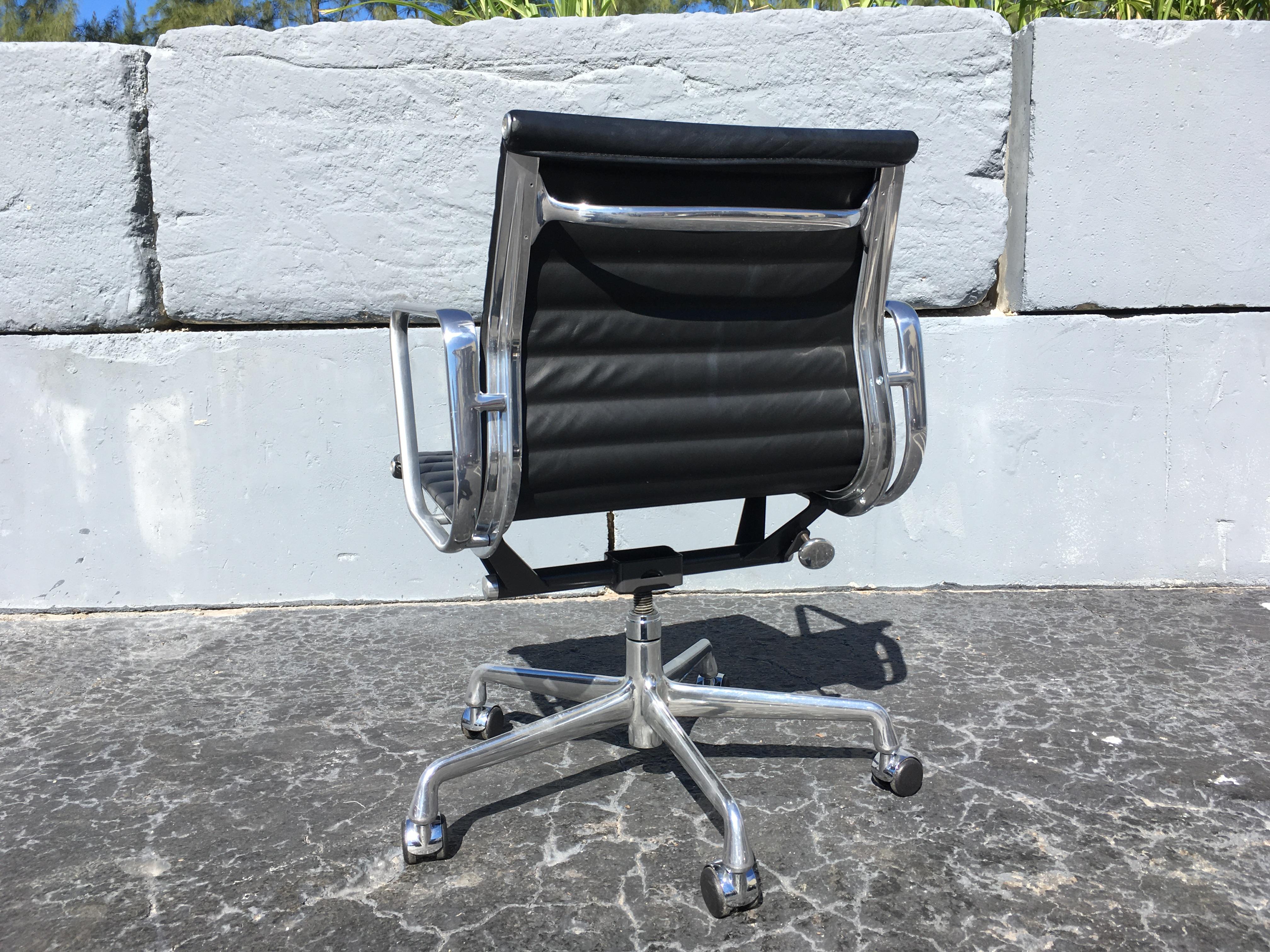 Eames Aluminium Management Chairs in Black Leather for Herman Miller In Good Condition In Miami, FL