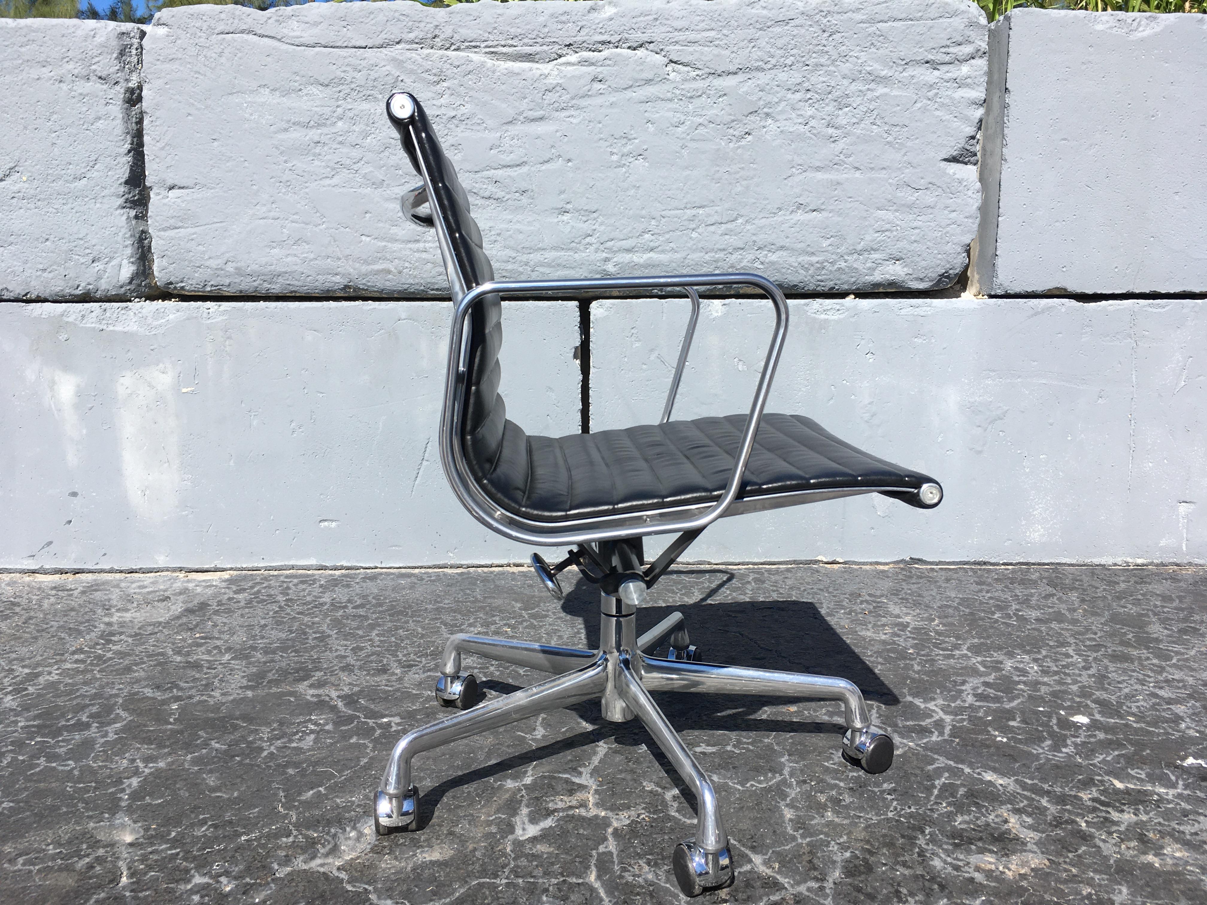 Contemporary Eames Aluminium Management Chairs in Black Leather for Herman Miller