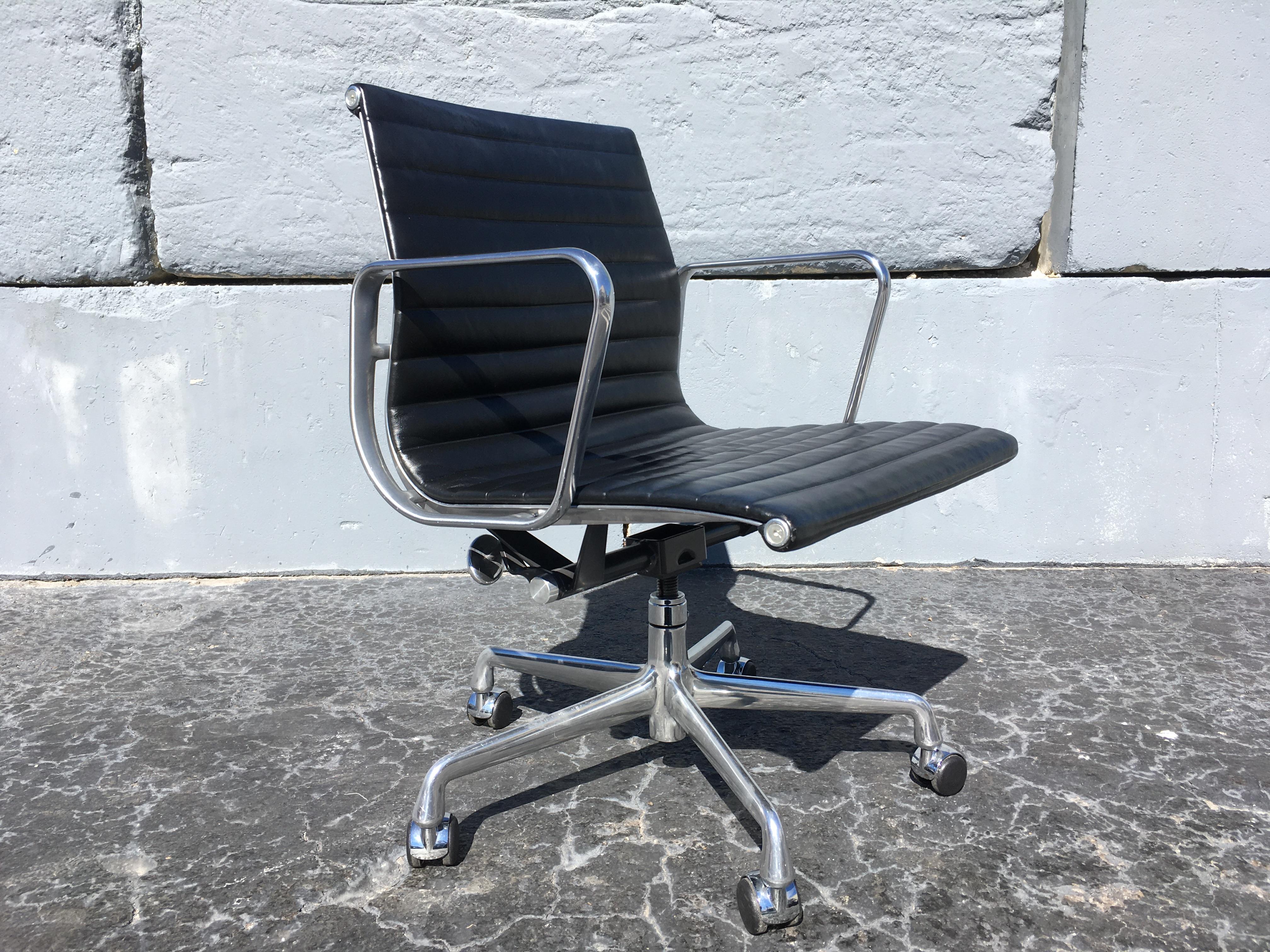 Aluminum Eames Aluminium Management Chairs in Black Leather for Herman Miller