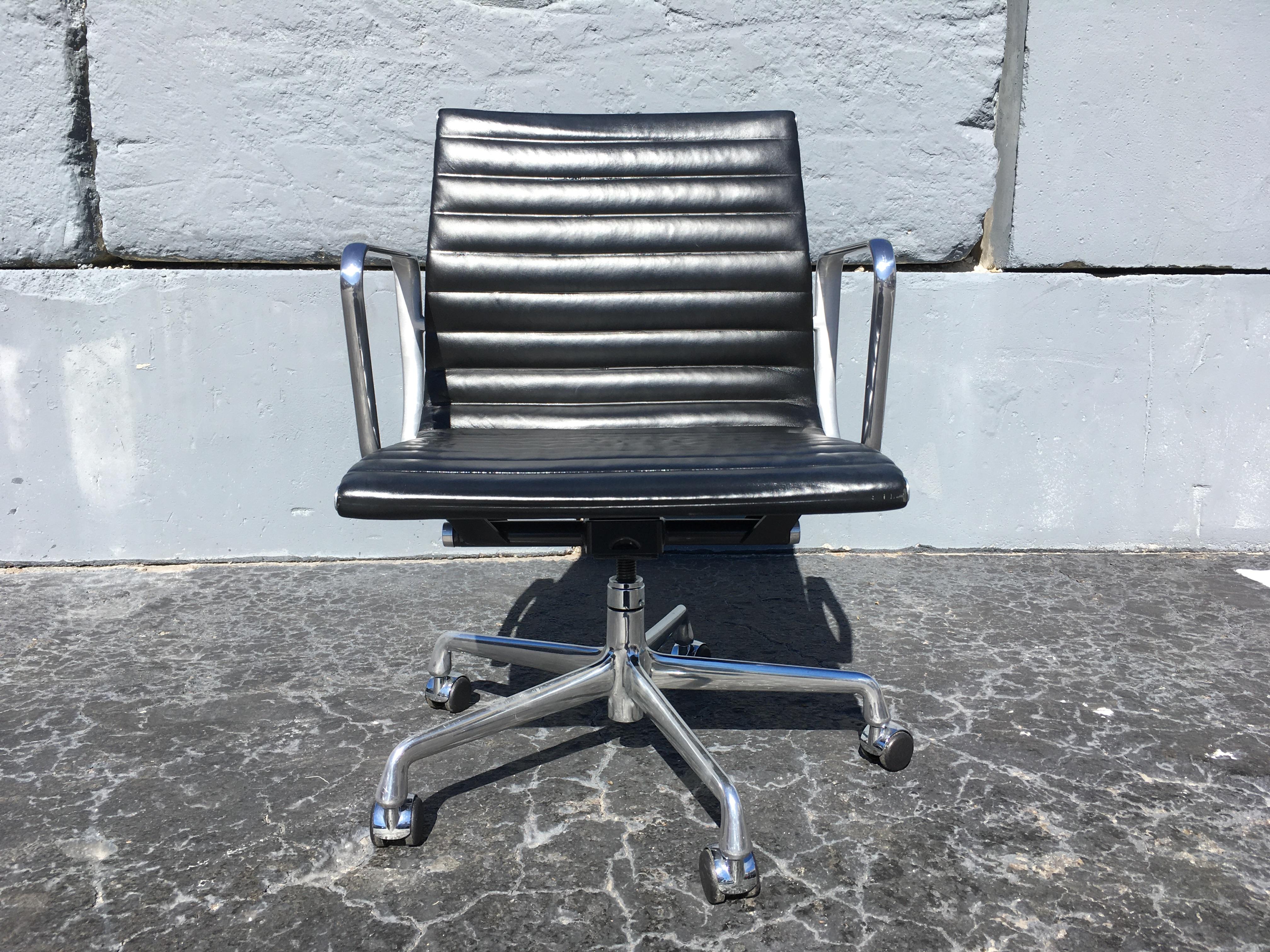 Eames Aluminium Management Chairs in Black Leather for Herman Miller 1