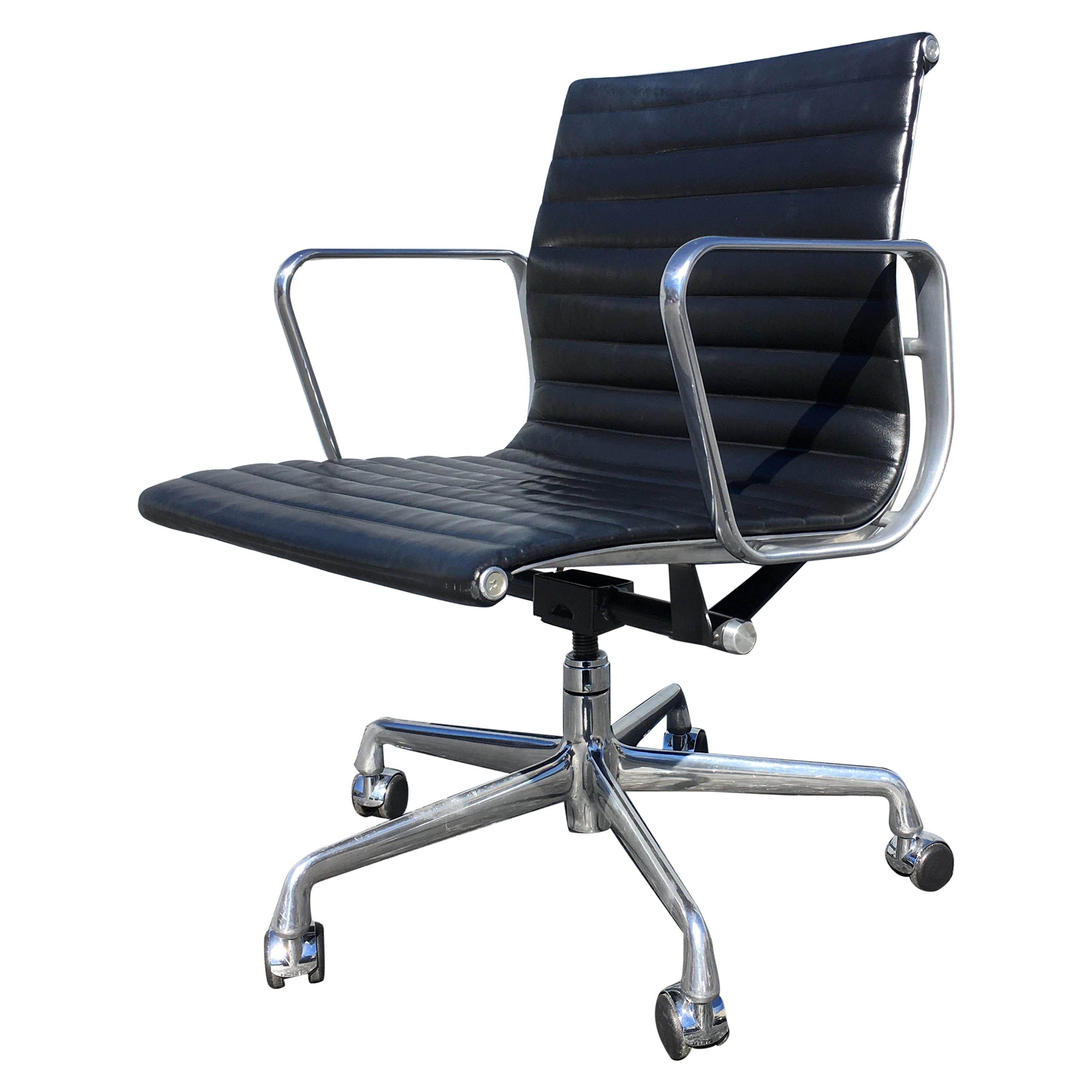 Eames Aluminium Management Chairs in Black Leather for Herman Miller