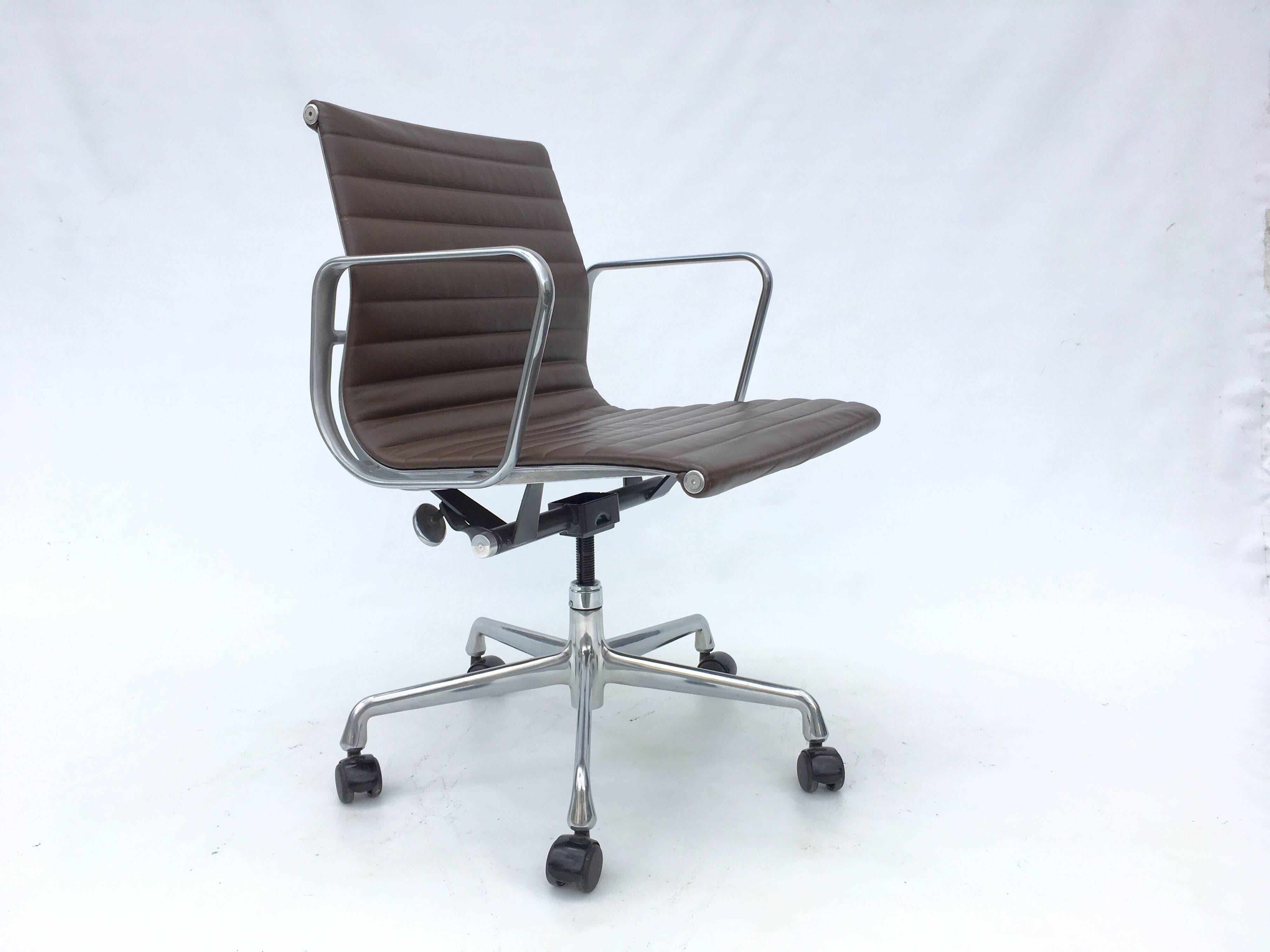 Eames aluminium management chairs in brown leather for Herman Miller. Chairs are from 2006 and have some light normal wear. These chairs are great for office or home, Manual seat-height adjustment from 17