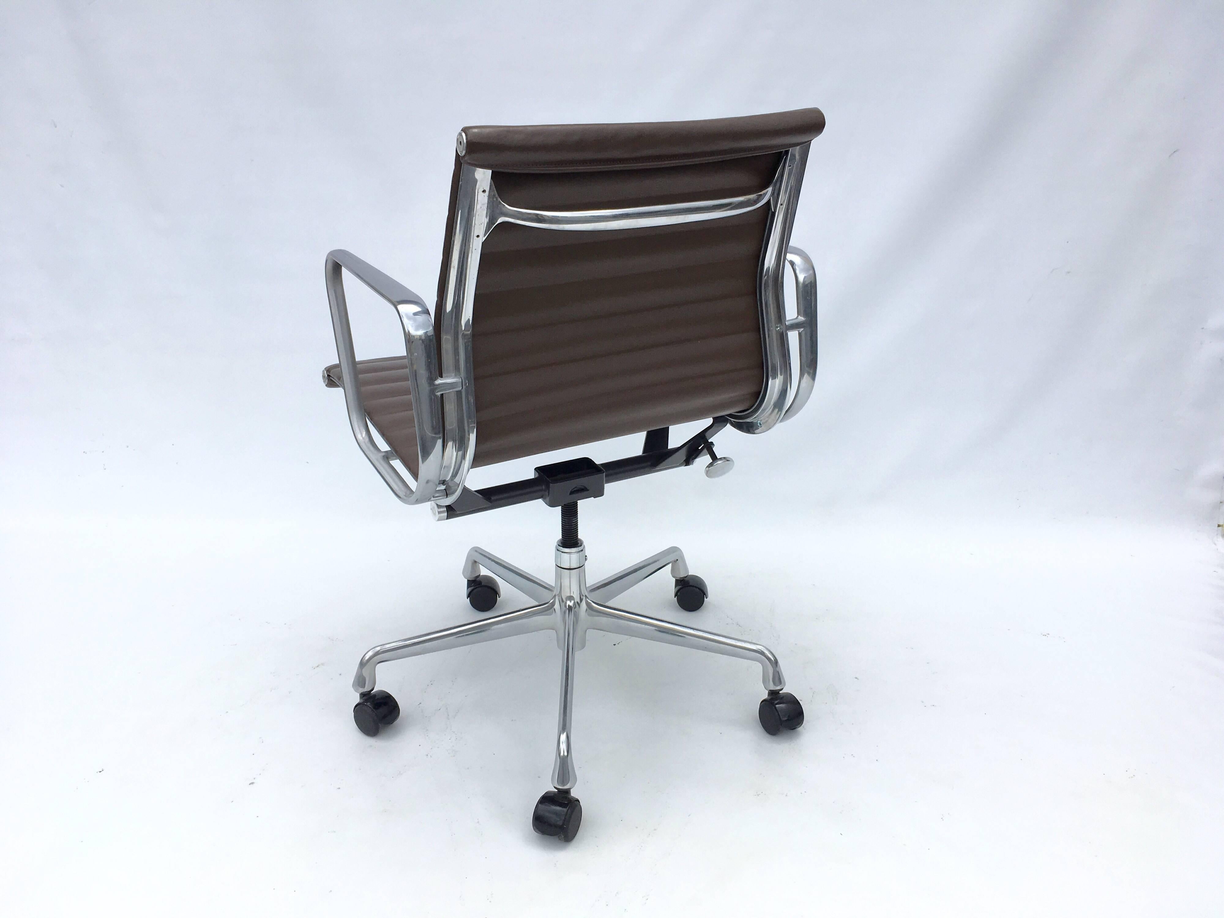 American Eames Aluminium Management Chairs in Leather for Herman Miller