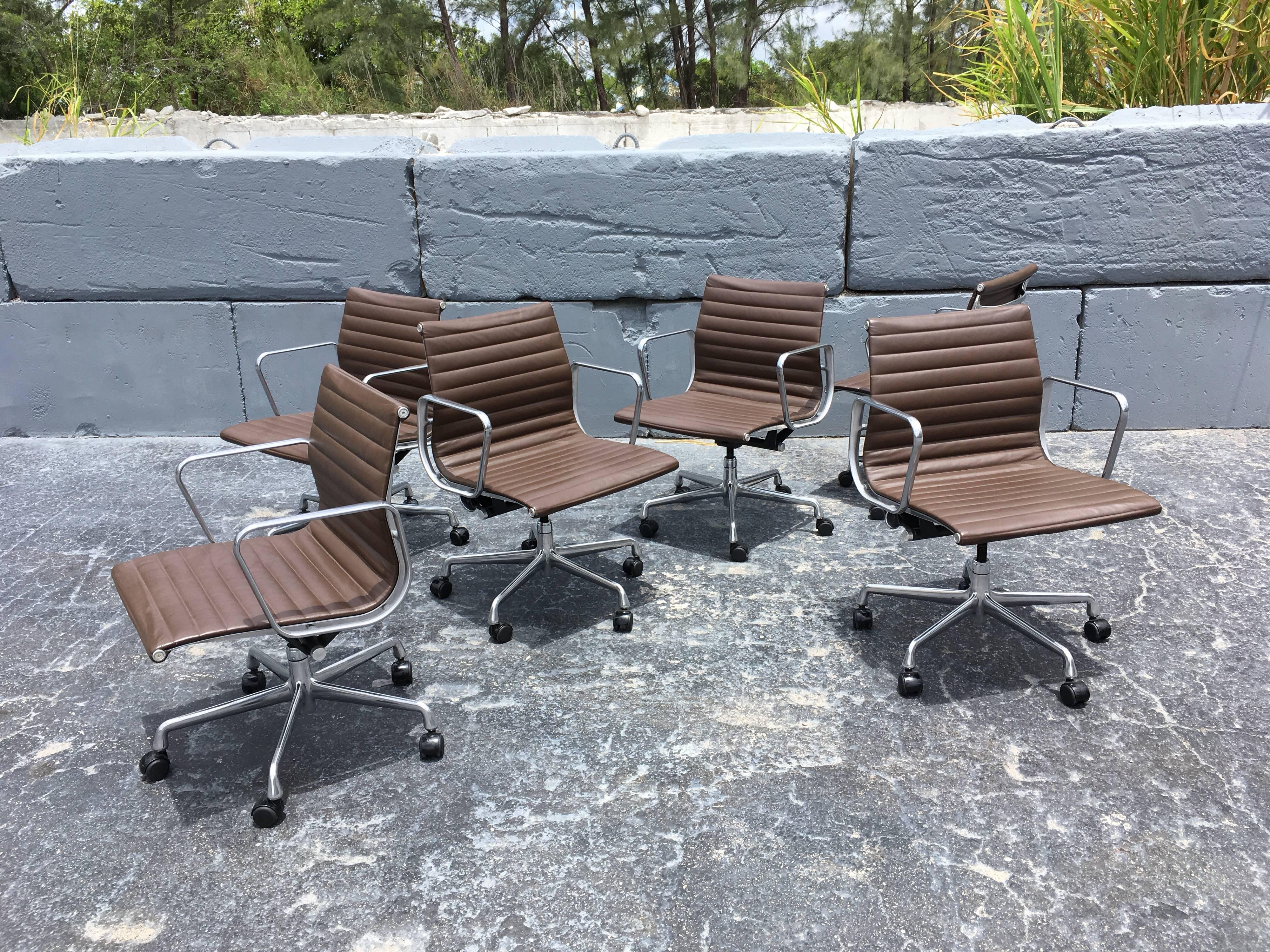 Eames Aluminium Management Chairs in Leather for Herman Miller In Good Condition In Miami, FL