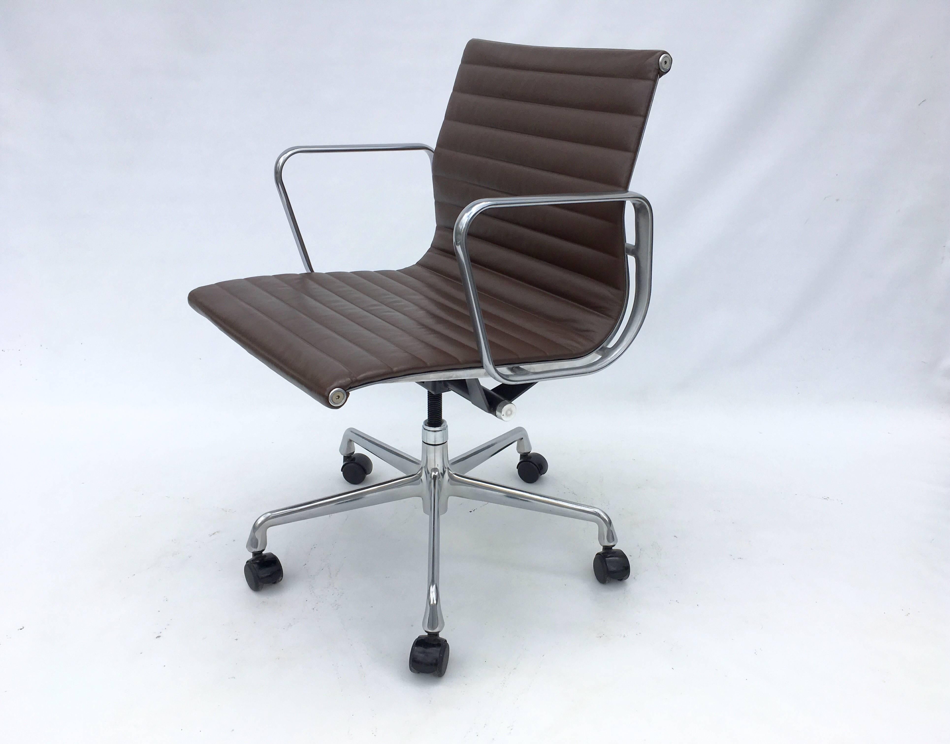 Contemporary Eames Aluminium Management Chairs in Leather for Herman Miller