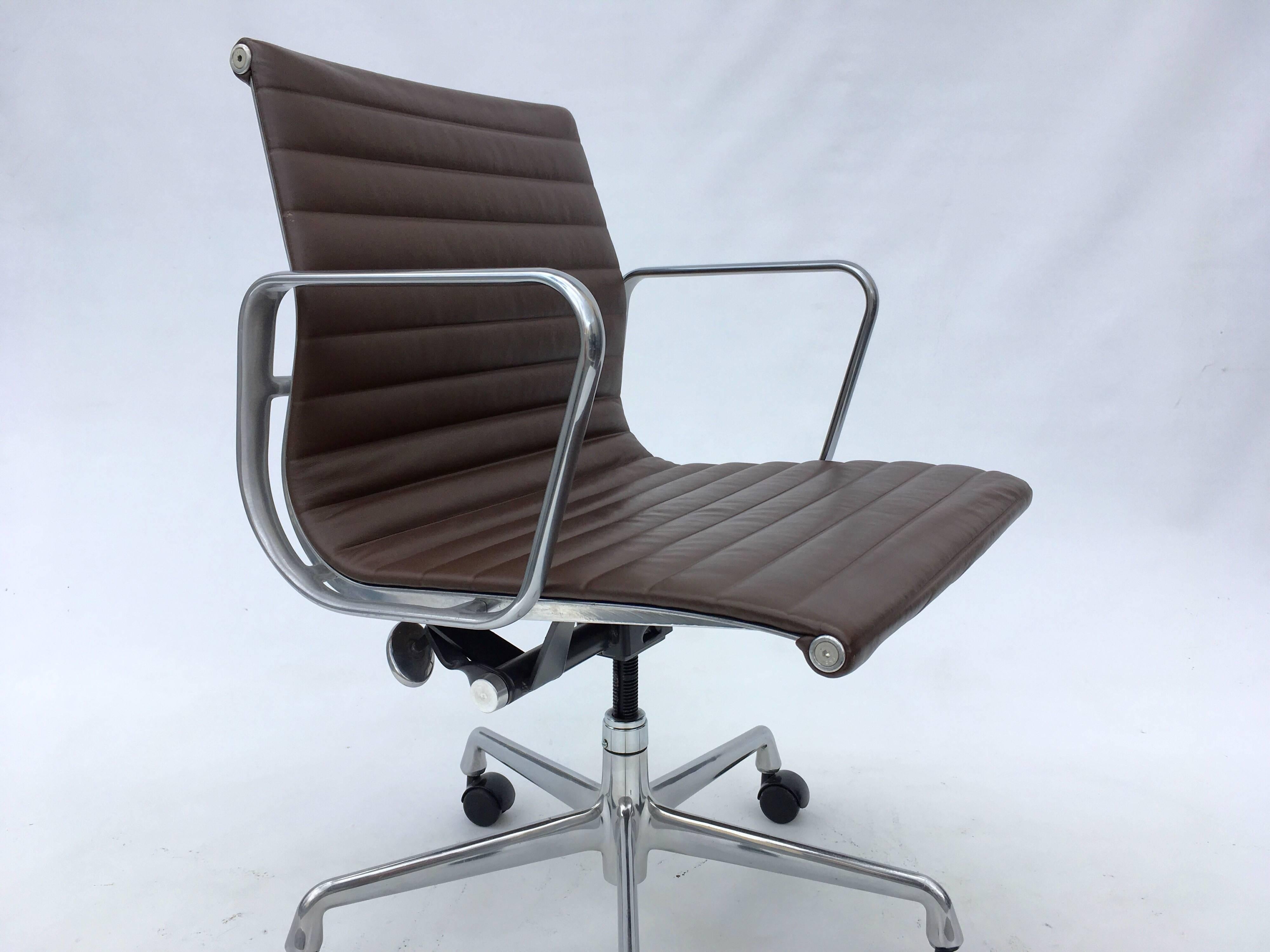 Aluminum Eames Aluminium Management Chairs in Leather for Herman Miller