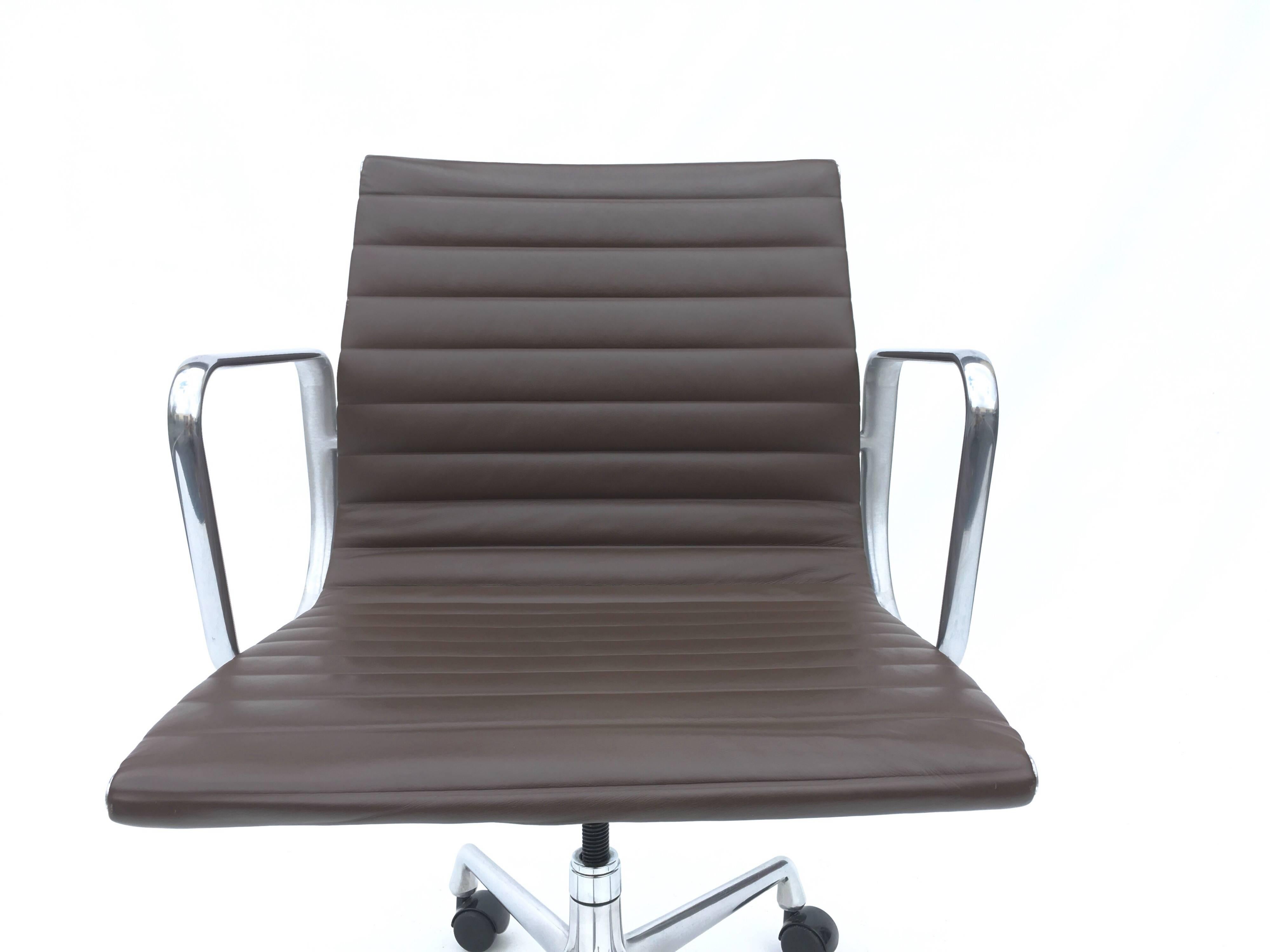 Eames Aluminium Management Chairs in Leather for Herman Miller 1