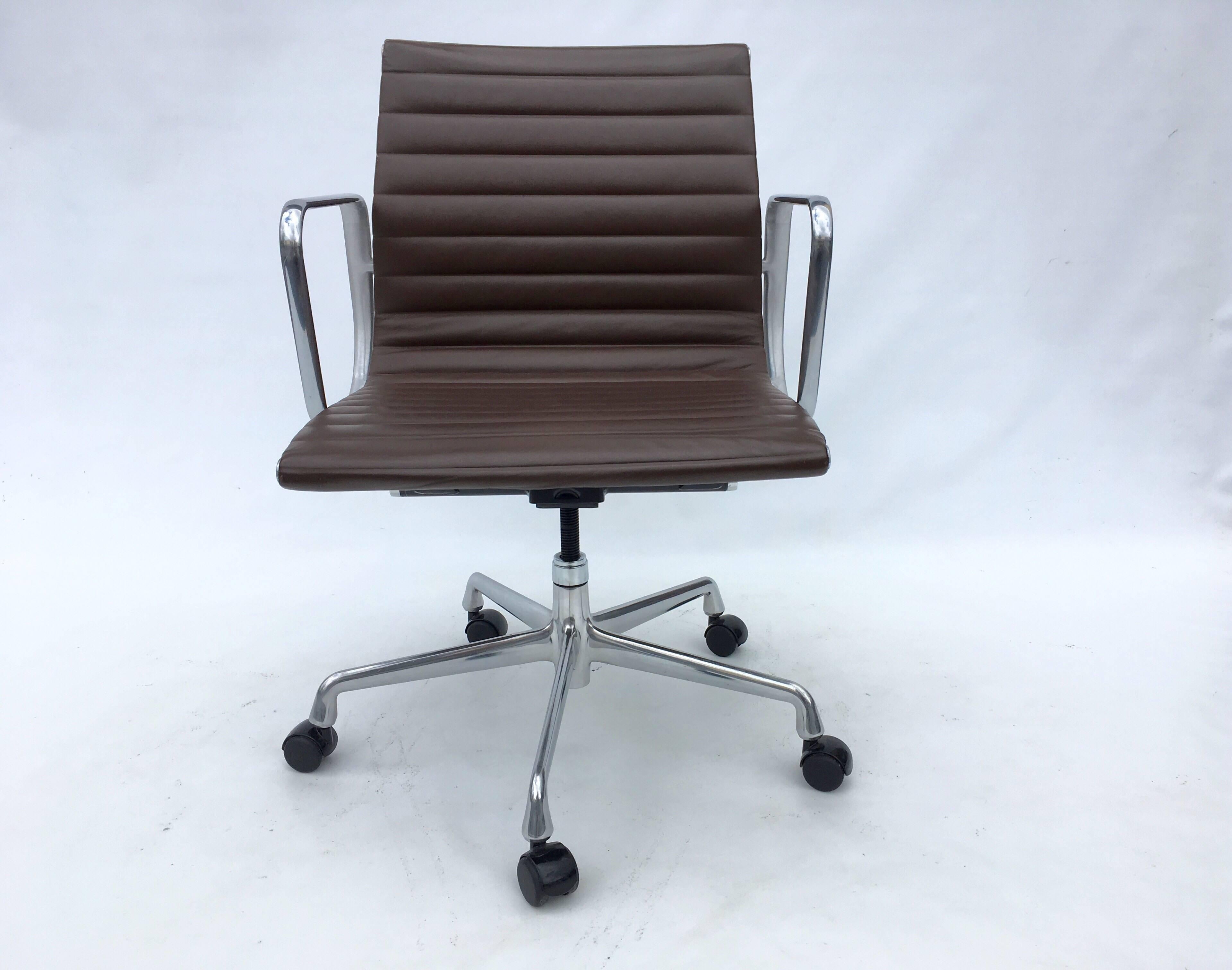 Eames Aluminium Management Chairs in Leather for Herman Miller 2