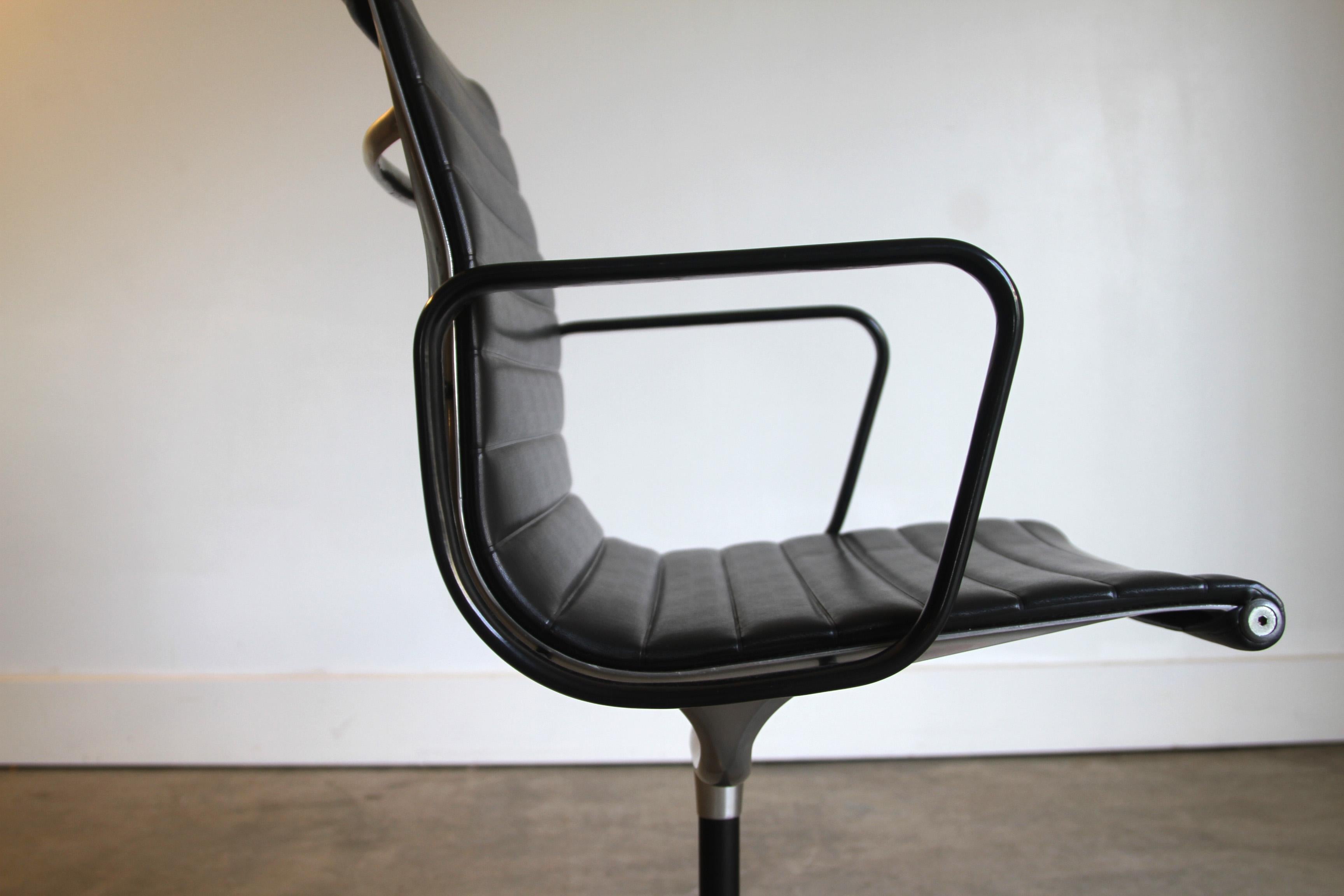 Eames Aluminum Group Black Leather Chairs Herman Miller 4 Available For Sale 7
