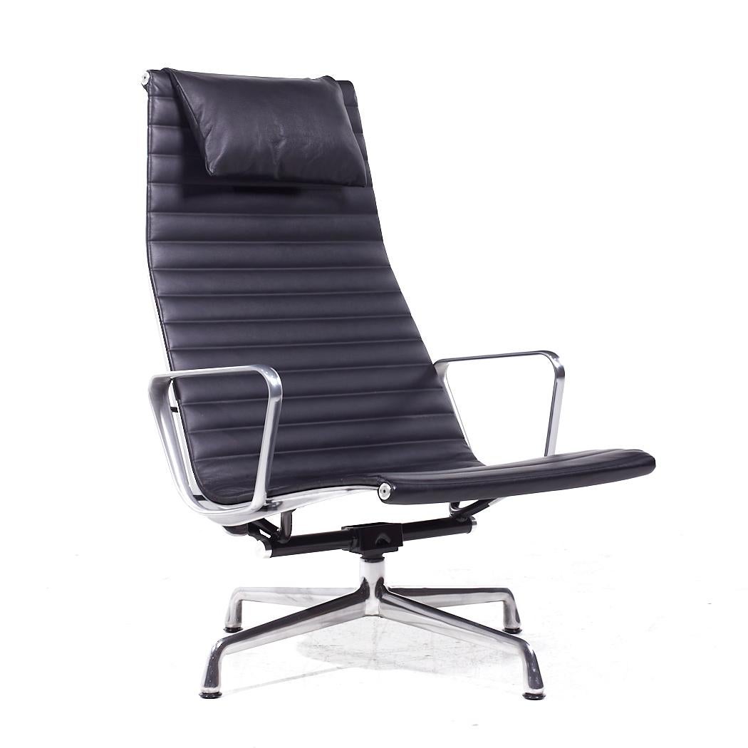 Eames Aluminum Group Chair and Ottoman For Sale 3