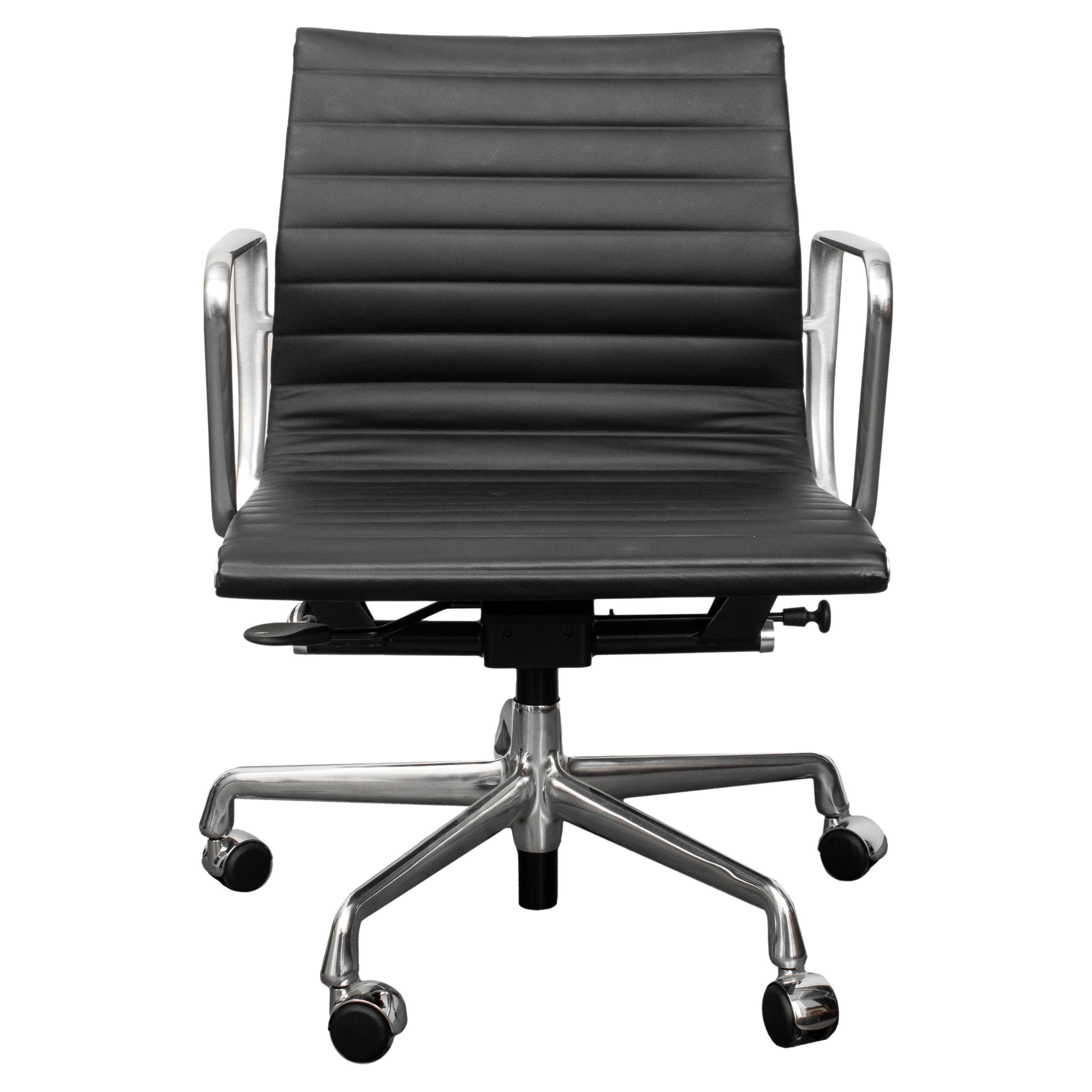 Eames Aluminum Group Chair "Management"