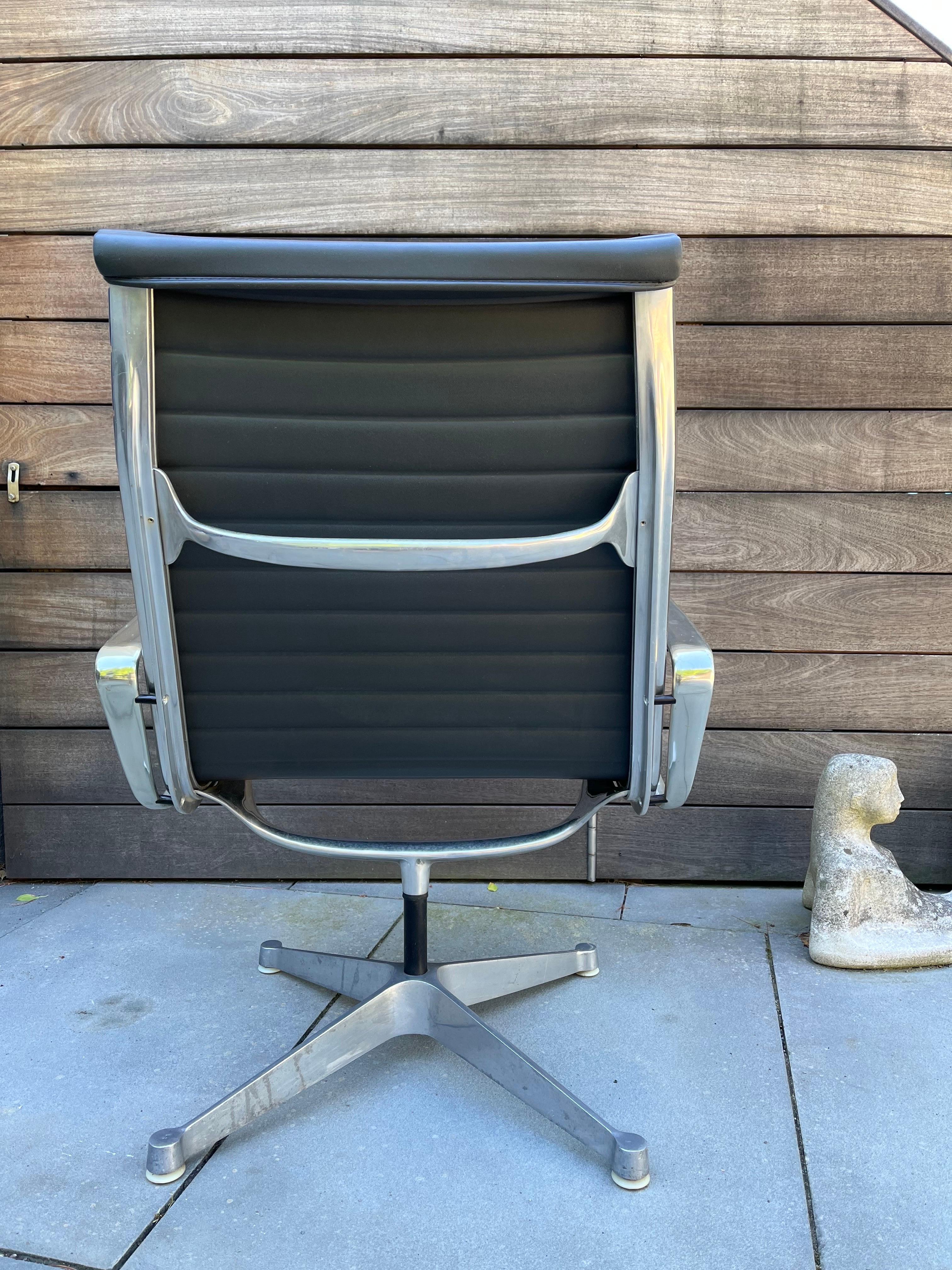 Mid-Century Modern Eames Aluminum Group Chair with Vinyl Seat