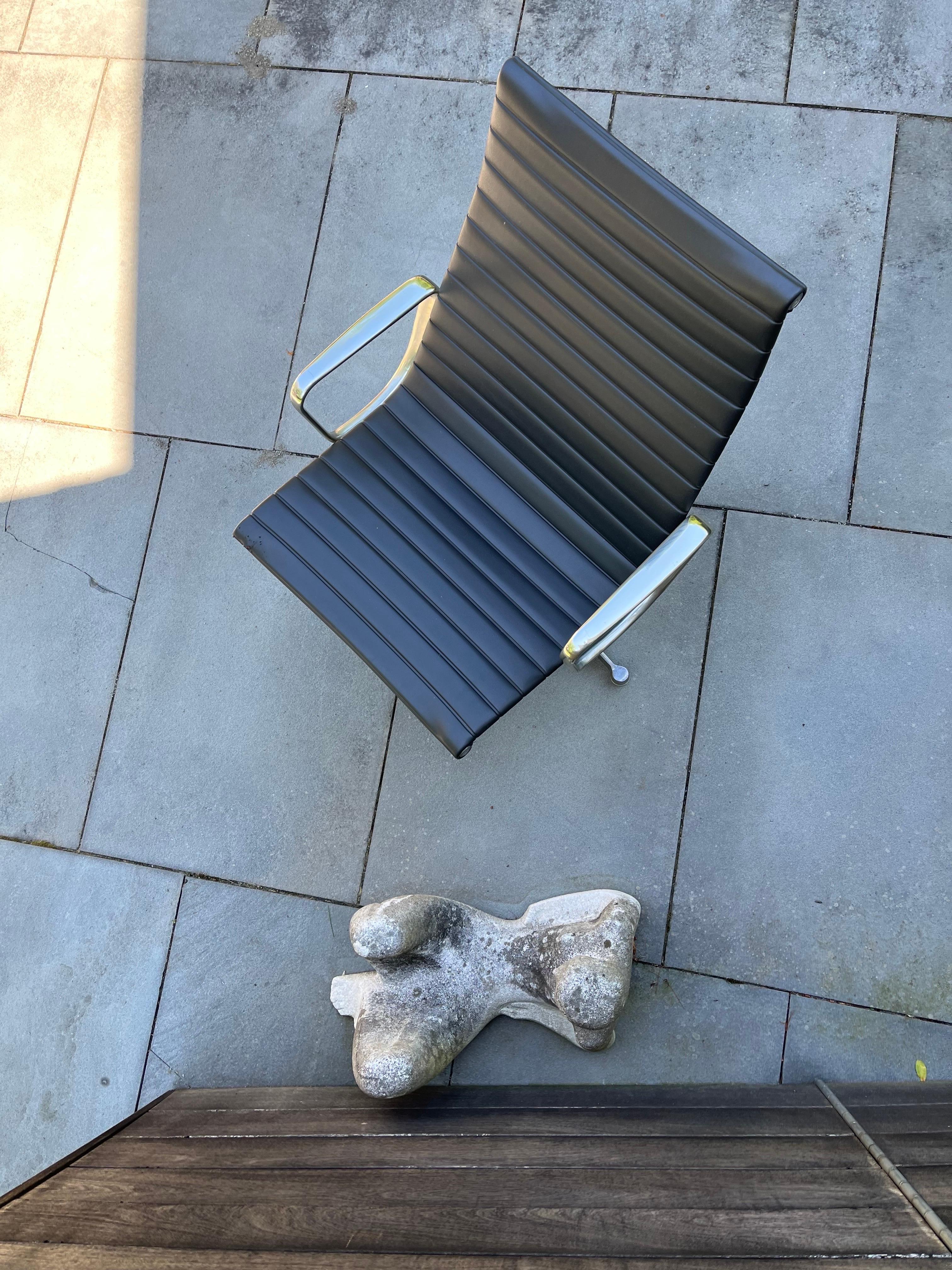 Eames Aluminum Group Chair with Vinyl Seat In Good Condition In Philadelphia, PA