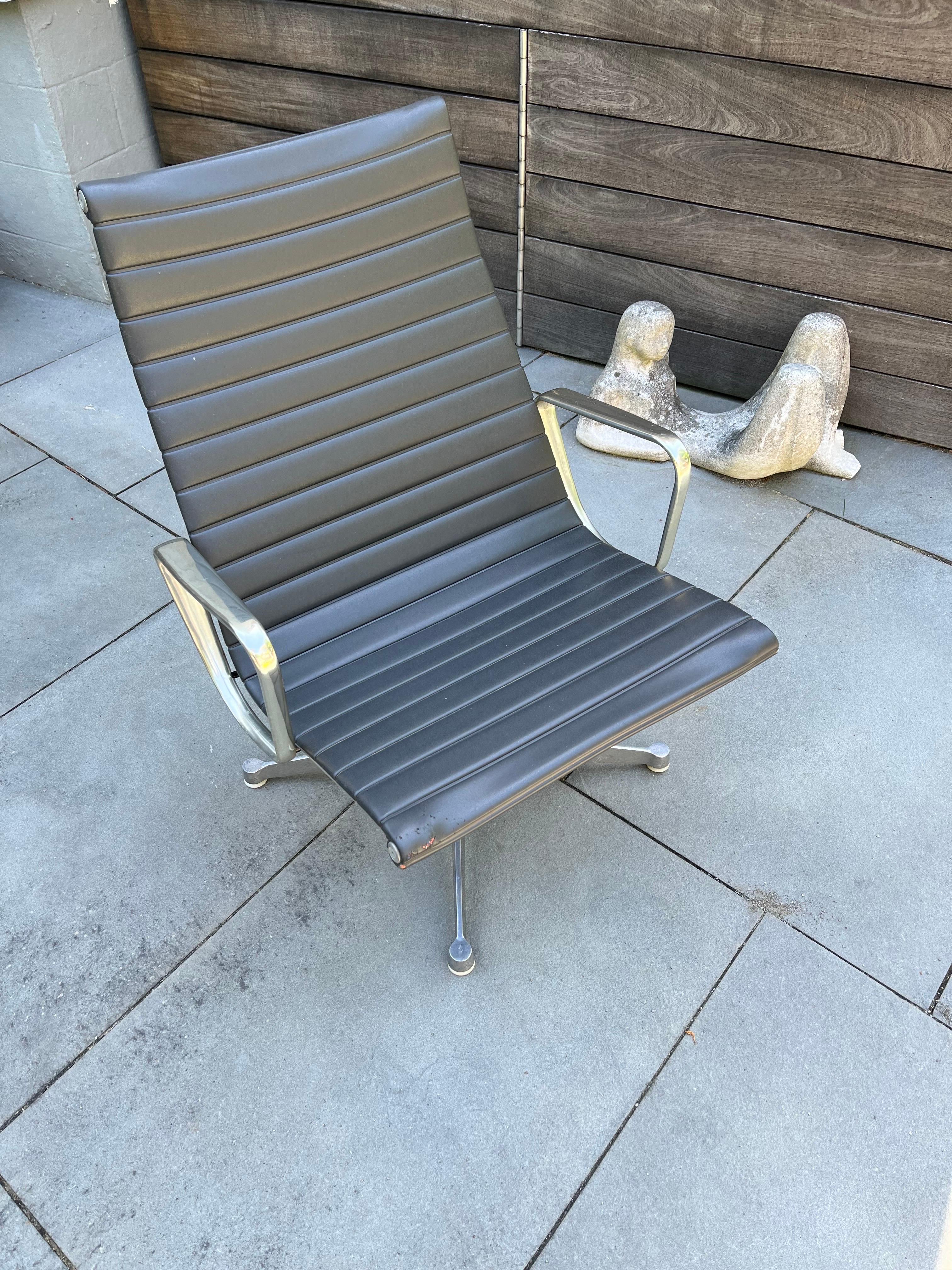 Late 20th Century Eames Aluminum Group Chair with Vinyl Seat