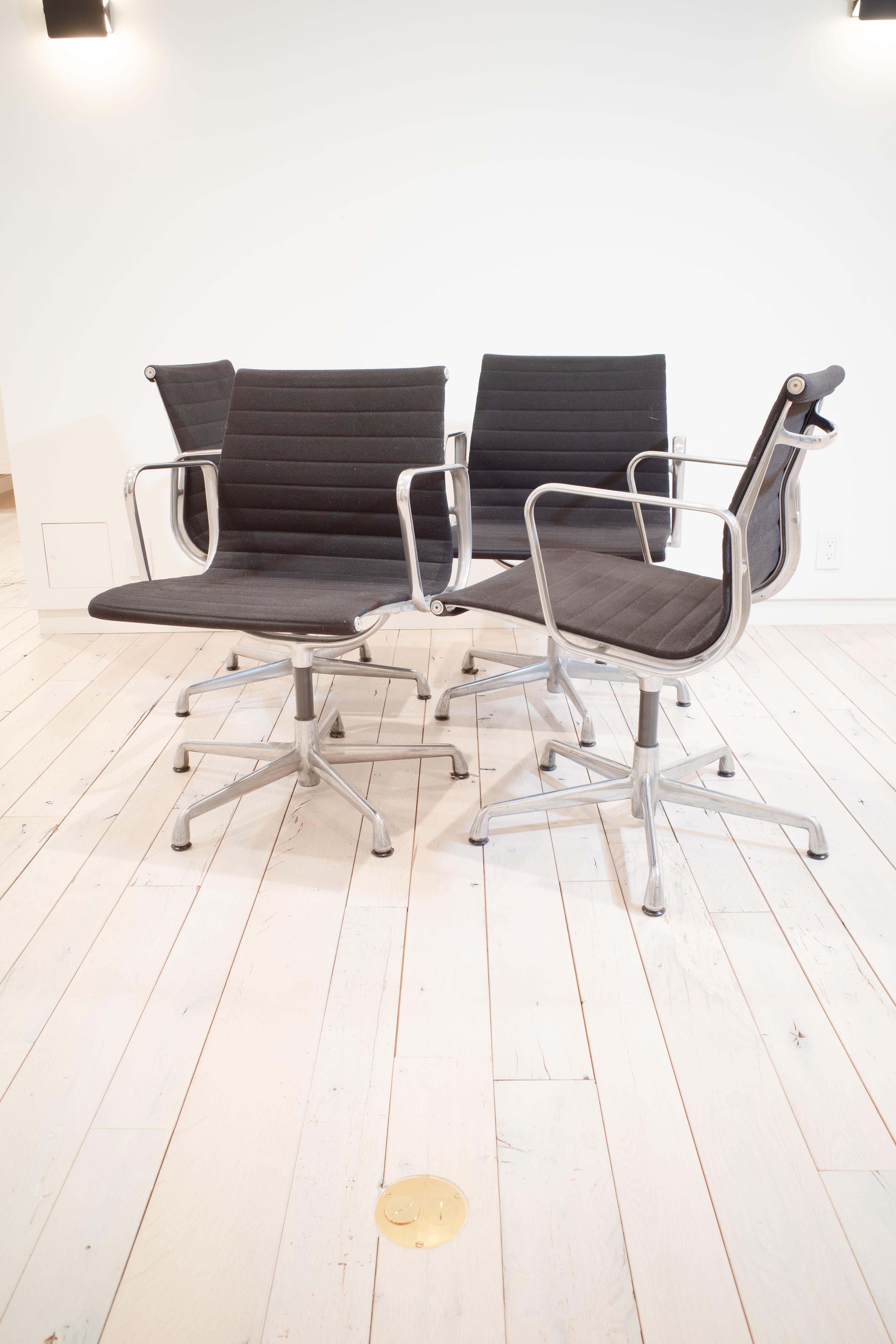 Chaises de groupe en aluminium Eames par Charles and Ray Eames en vente 3