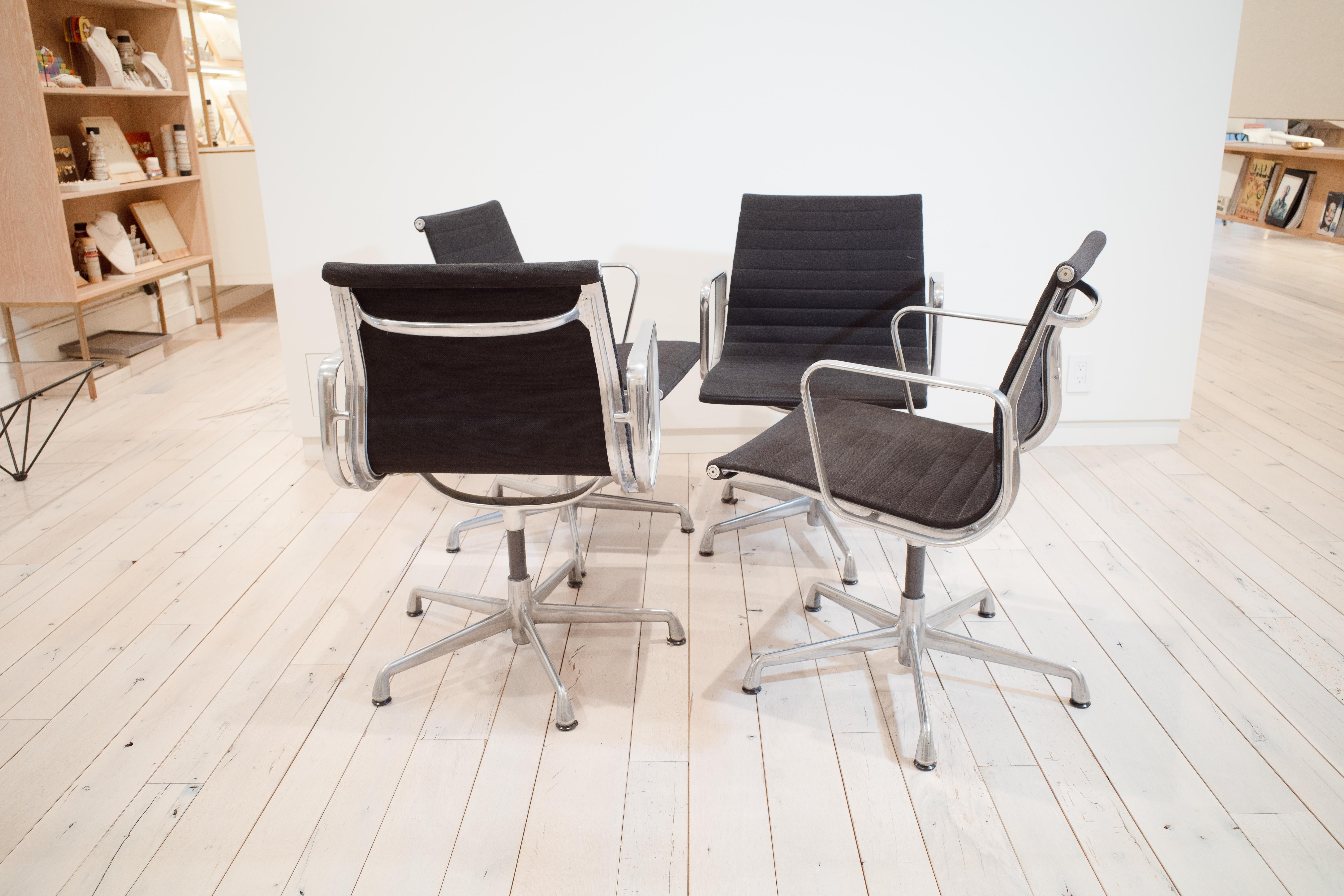 Chaises de groupe en aluminium Eames par Charles and Ray Eames en vente 4