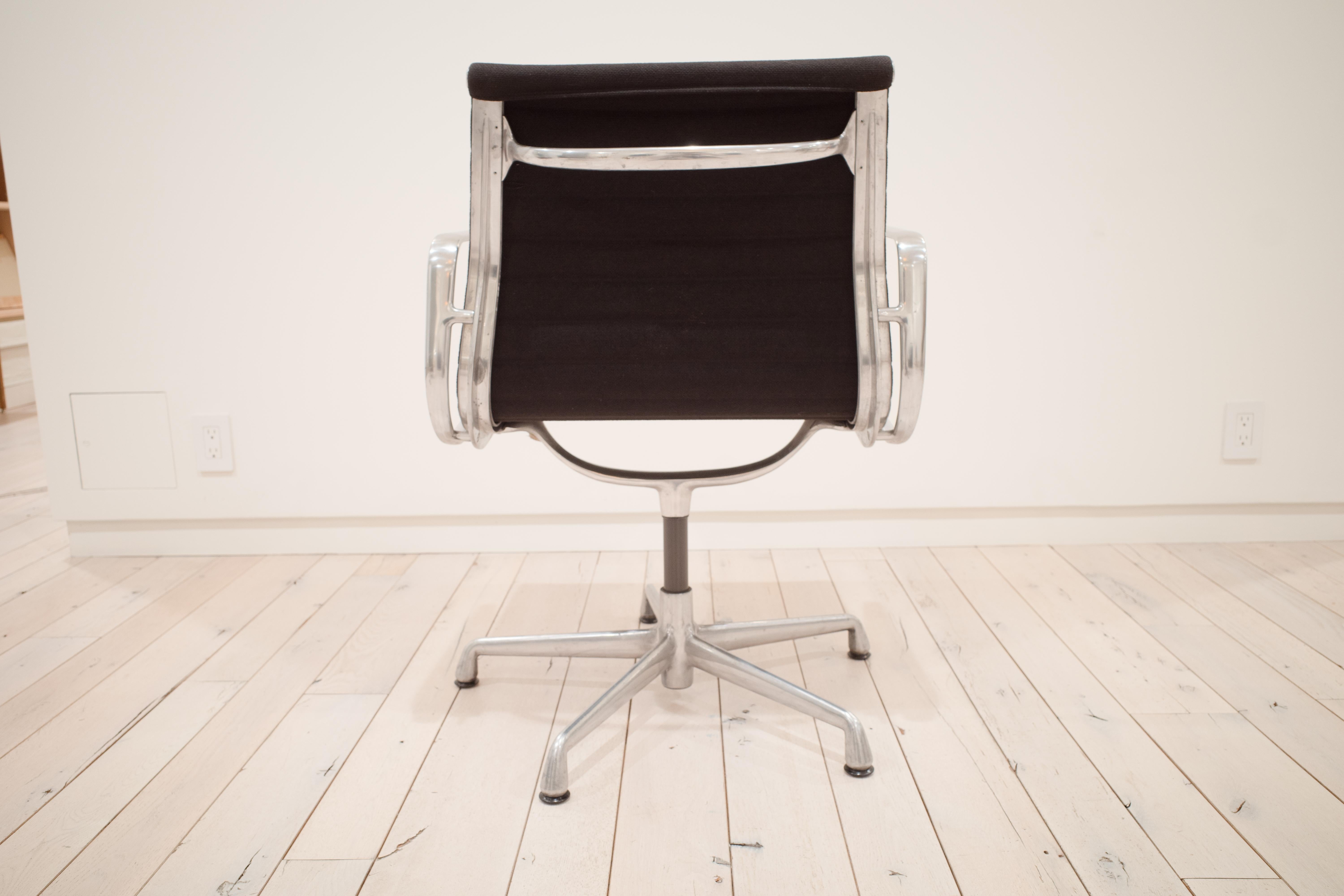 Chaises de groupe en aluminium Eames par Charles and Ray Eames en vente 5