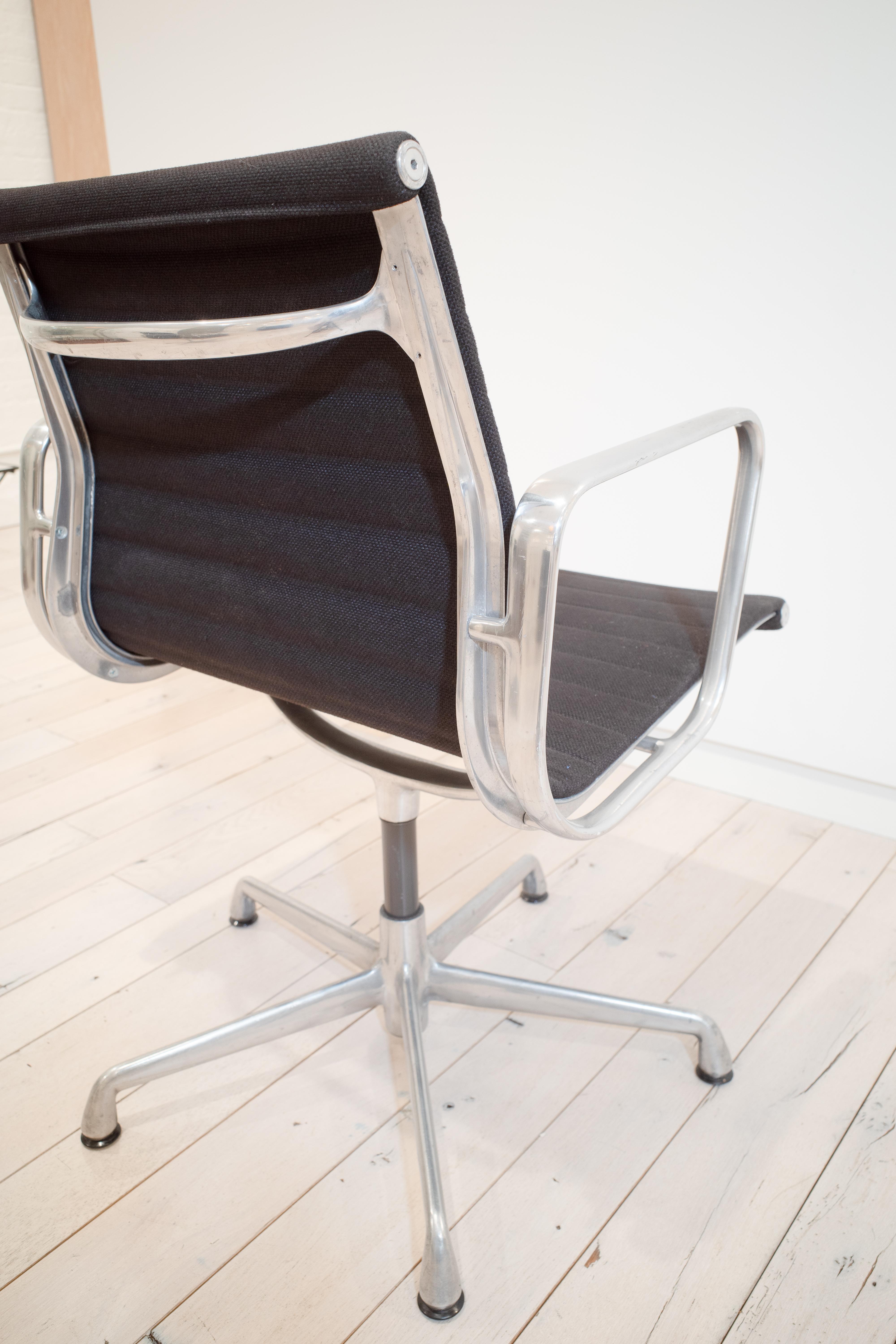 Chaises de groupe en aluminium Eames par Charles and Ray Eames en vente 6