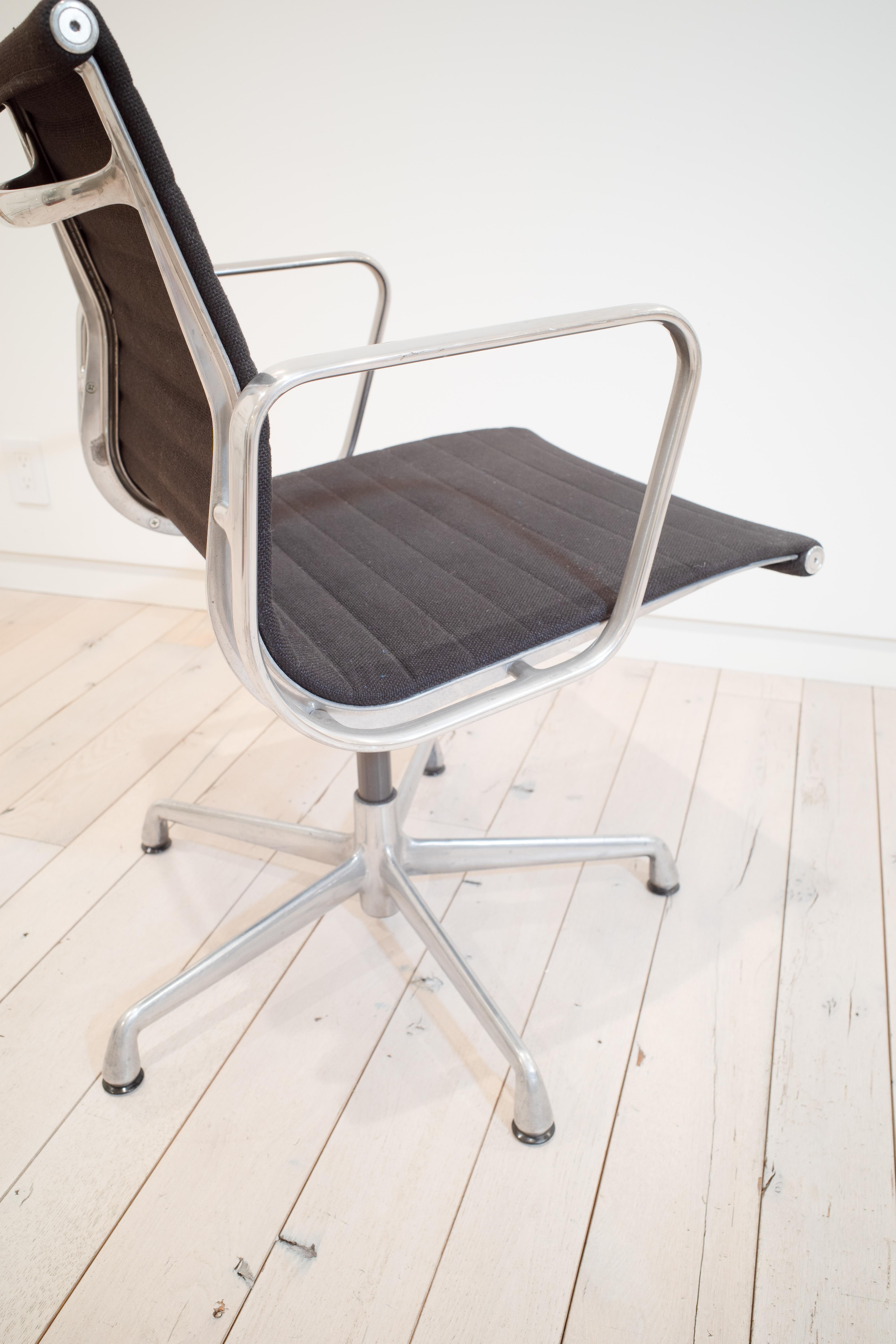 Chaises de groupe en aluminium Eames par Charles and Ray Eames en vente 7