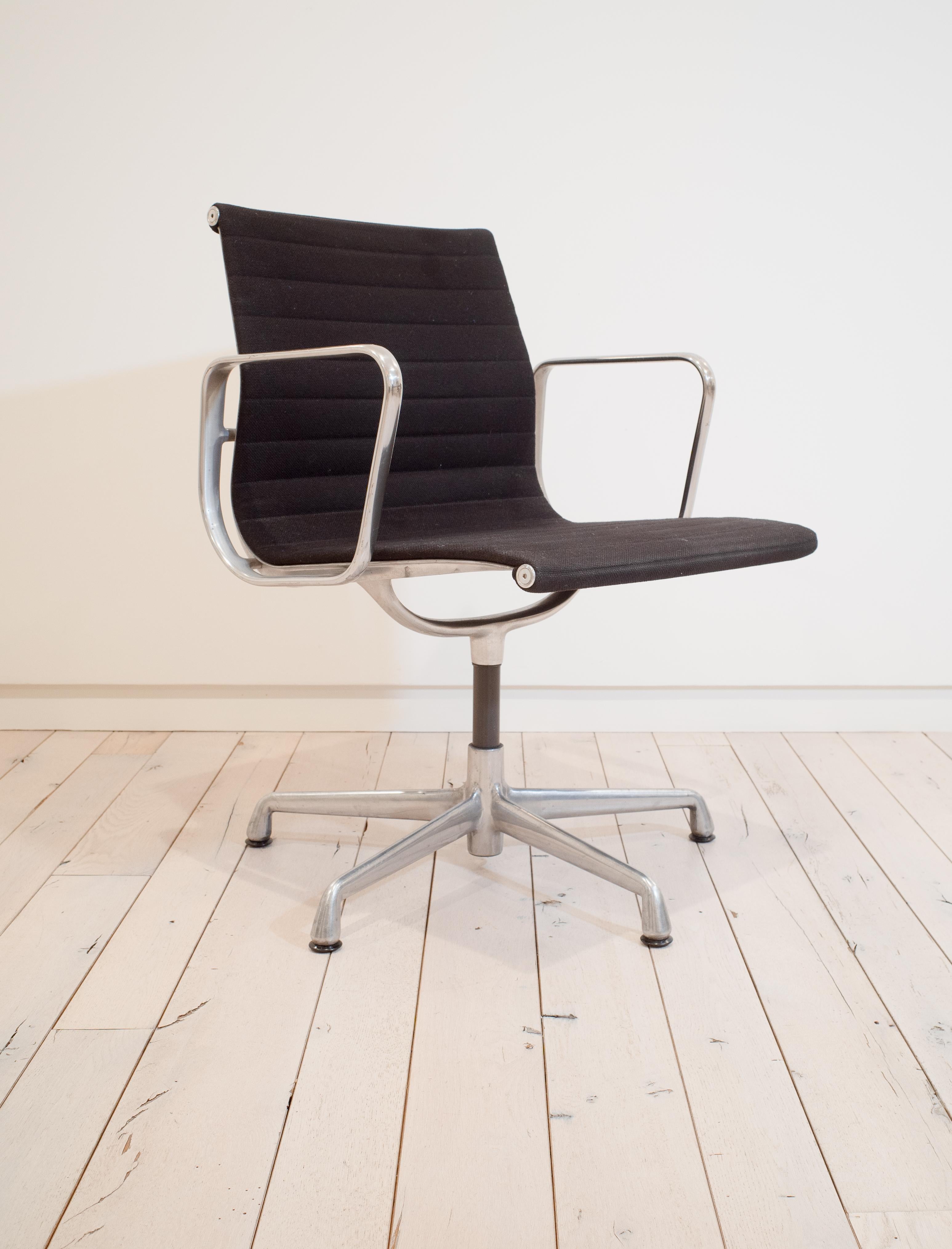 Cet ensemble de quatre chaises de groupe en aluminium EA331, emblématique et significatif sur le plan architectural, a été conçu par le partenariat visionnaire de Charles et Ray Eames. Conçu à l'origine en 1958, le groupe d'aluminium reste l'un des