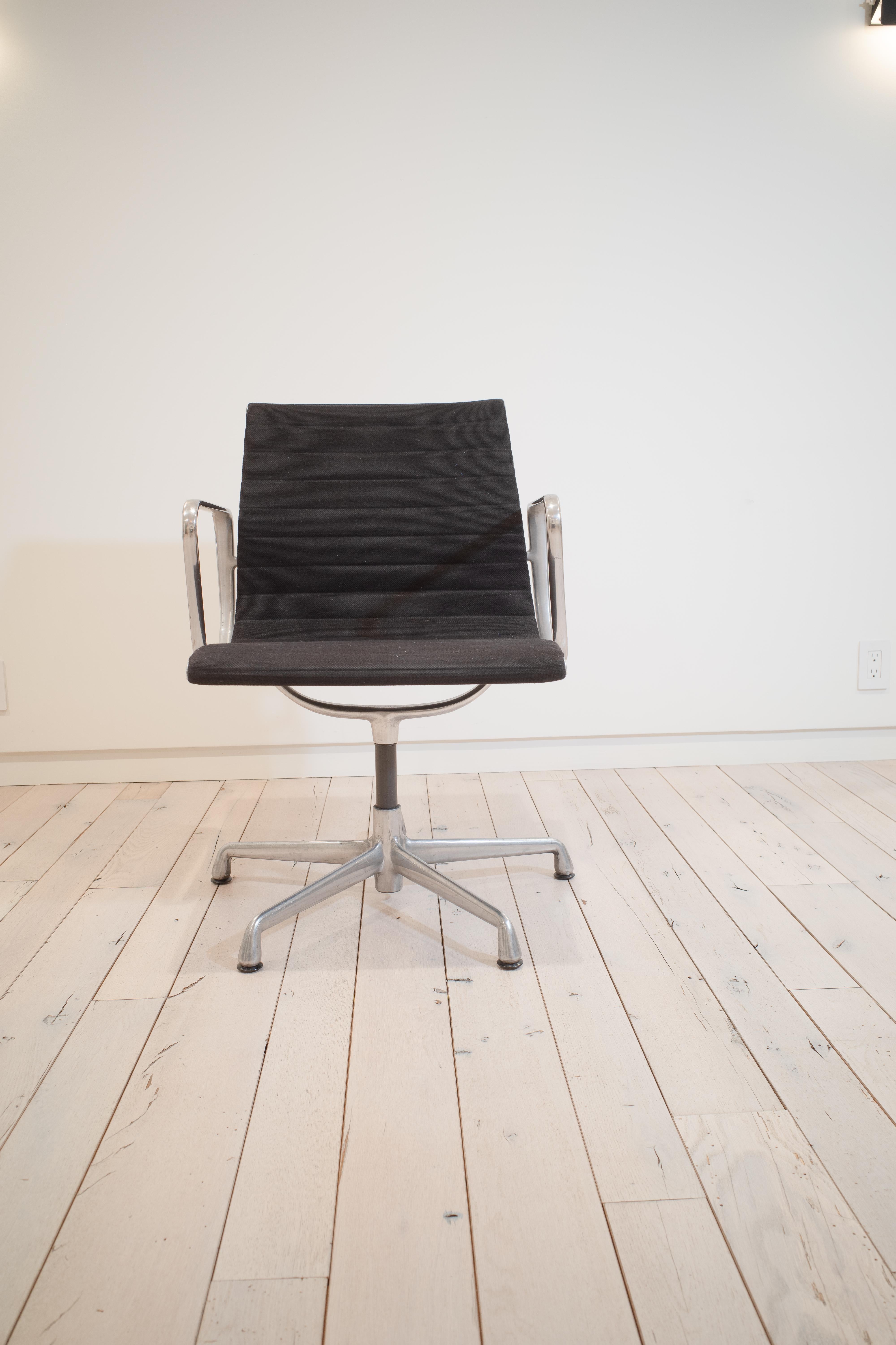 Mid-Century Modern Chaises de groupe en aluminium Eames par Charles and Ray Eames en vente