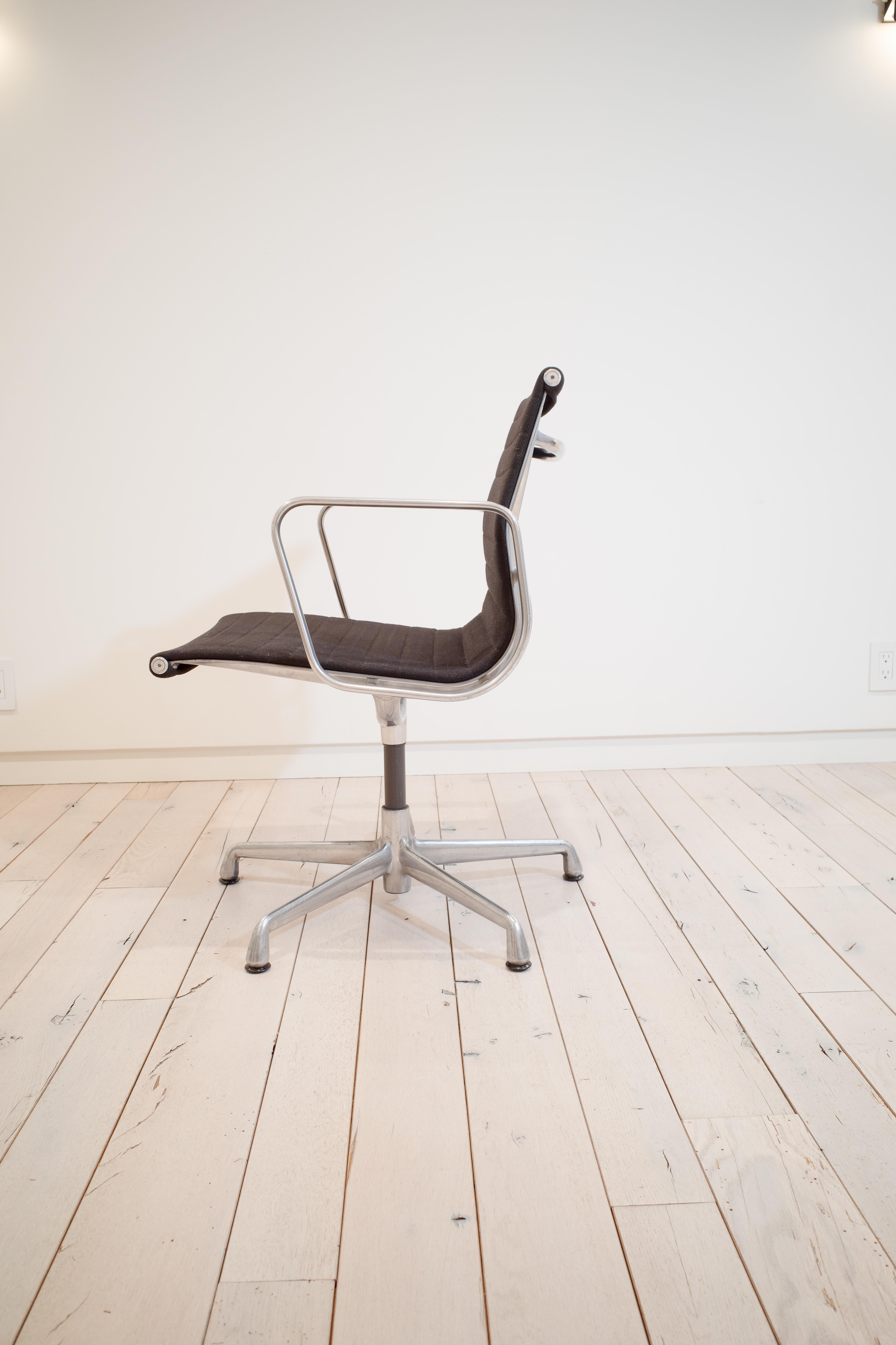 Américain Chaises de groupe en aluminium Eames par Charles and Ray Eames en vente
