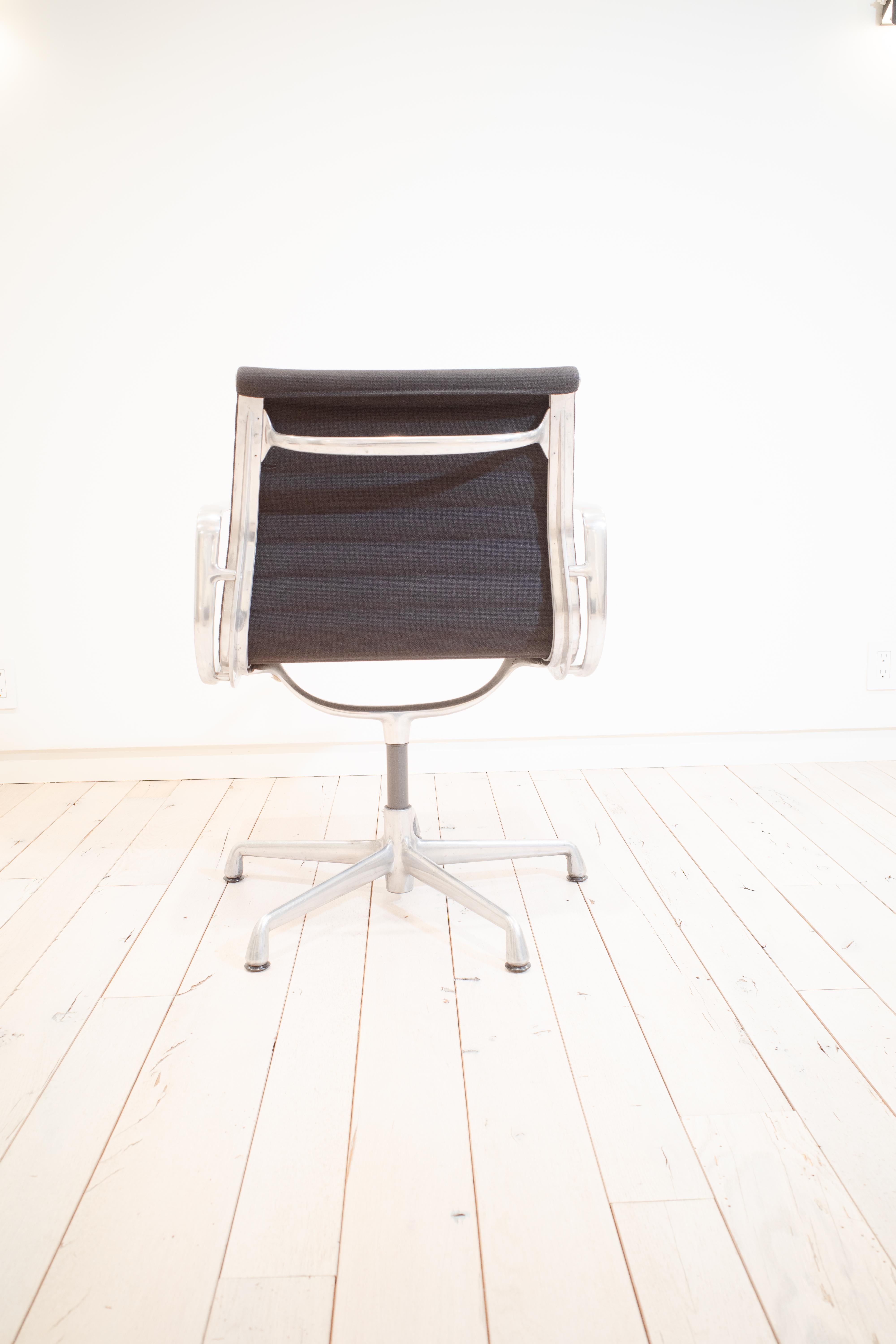 Chaises de groupe en aluminium Eames par Charles and Ray Eames Bon état - En vente à New York, NY