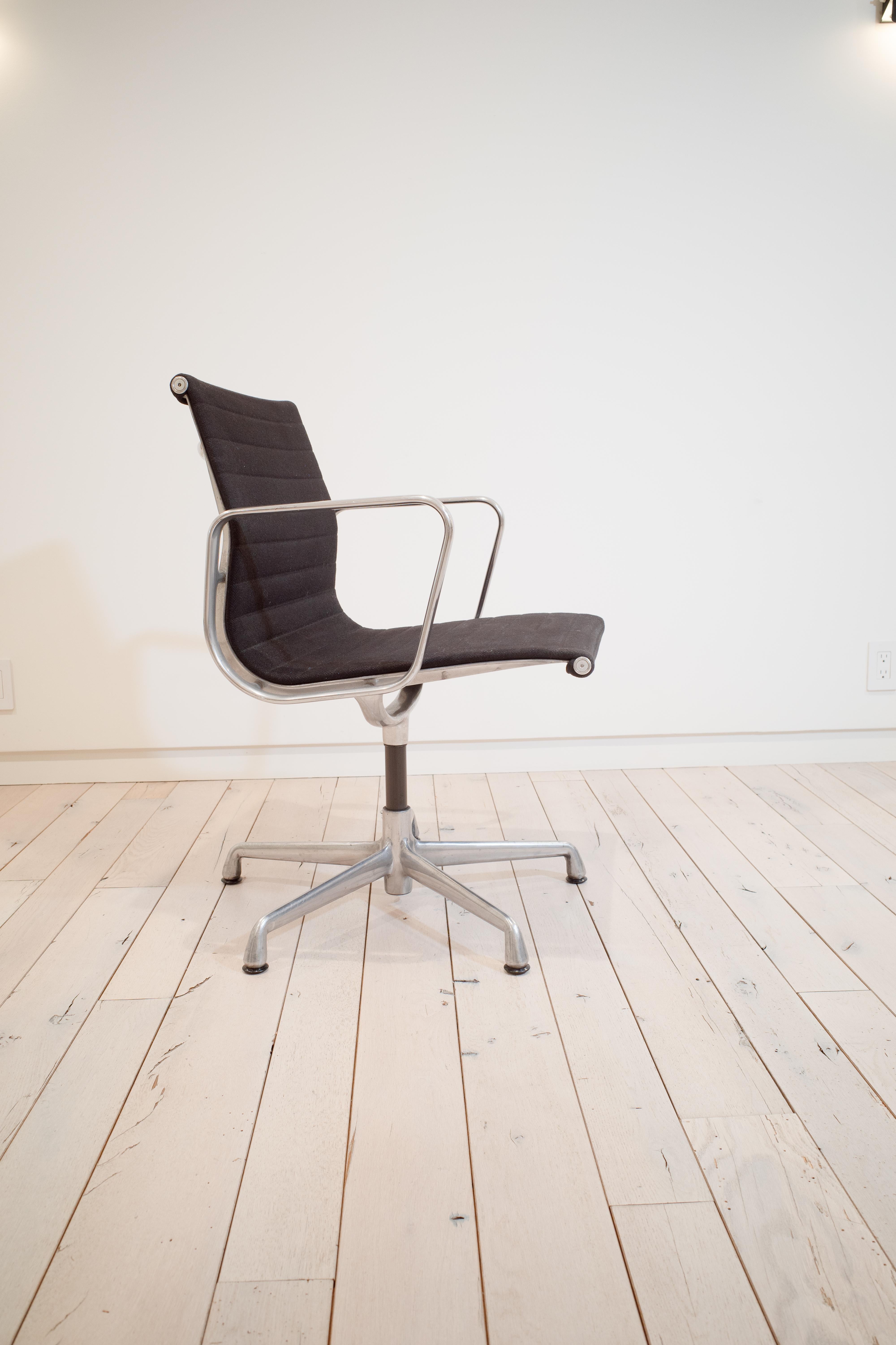 XIXe siècle Chaises de groupe en aluminium Eames par Charles and Ray Eames en vente