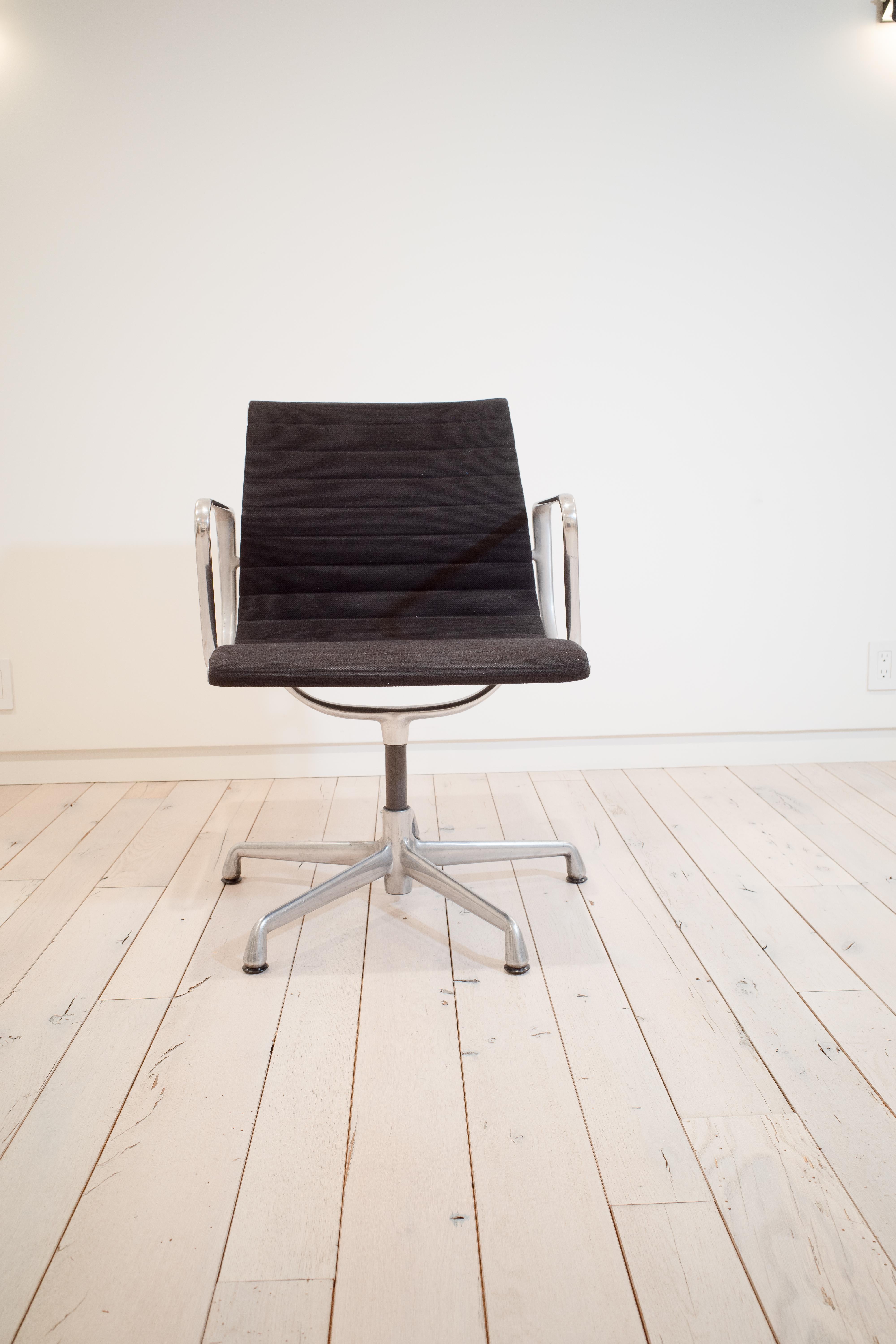 Aluminium Chaises de groupe en aluminium Eames par Charles and Ray Eames en vente