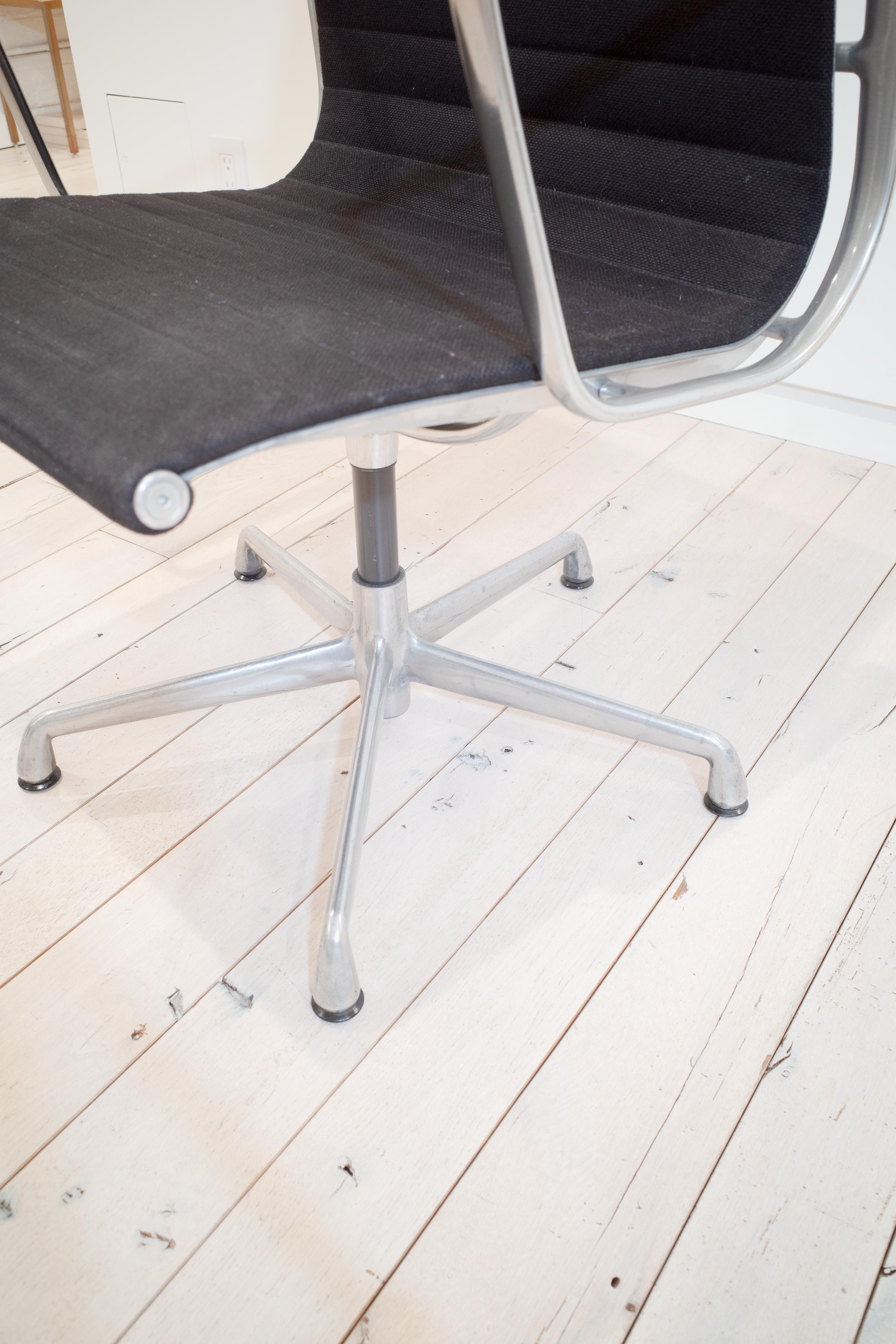 Chaises de groupe en aluminium Eames par Charles and Ray Eames en vente 1