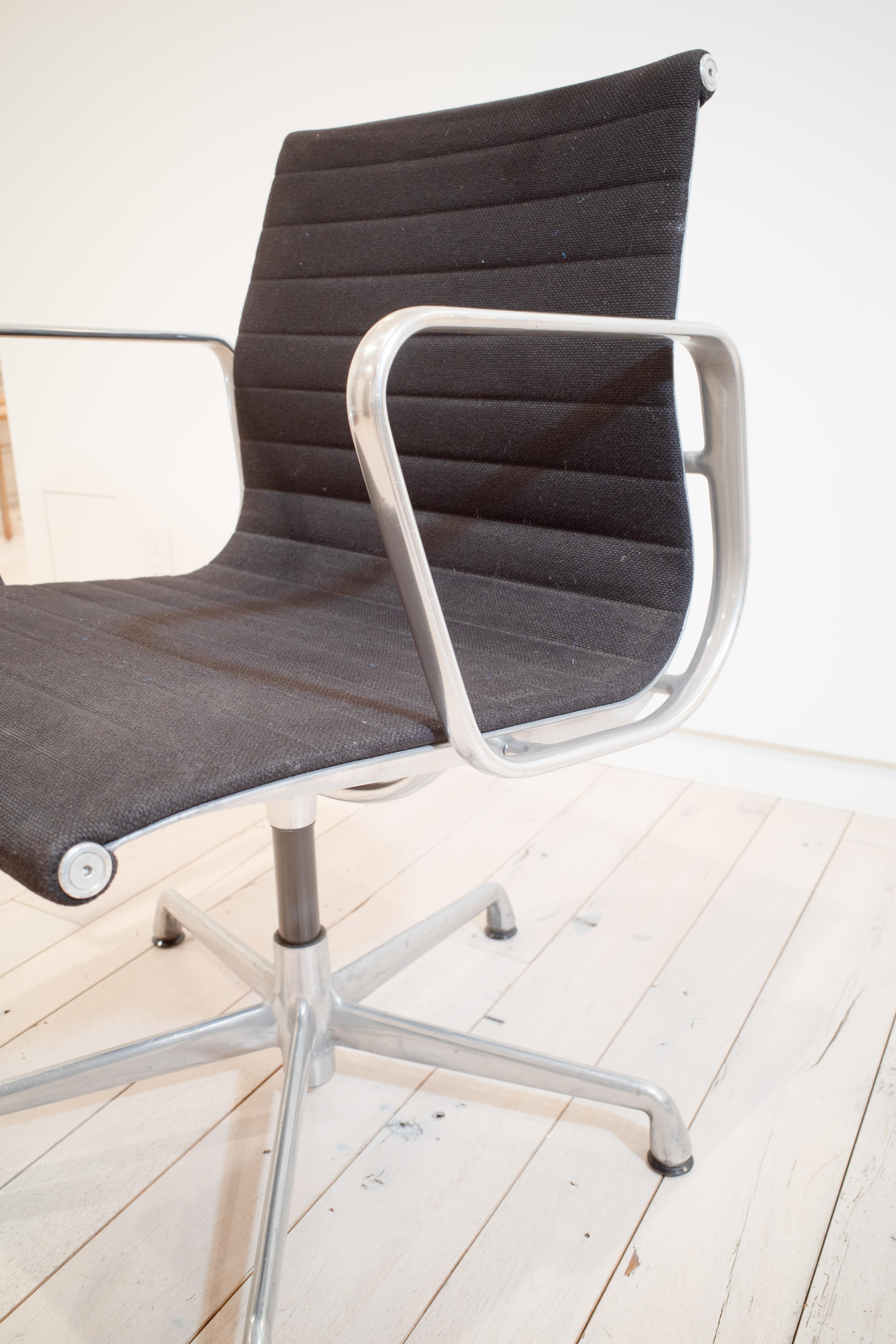 Chaises de groupe en aluminium Eames par Charles and Ray Eames en vente 2