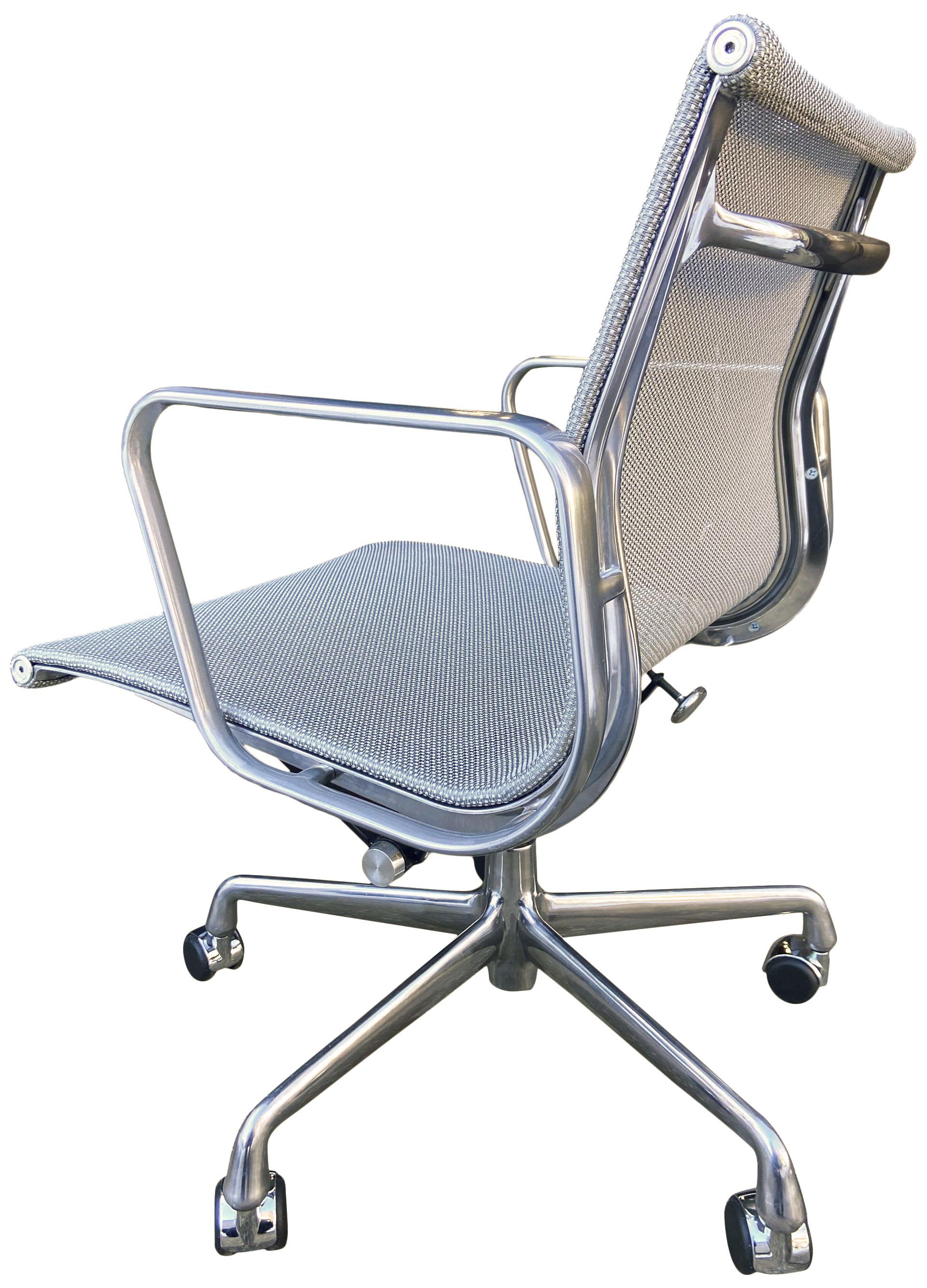 For your consideration are up to 24 Gorgeous and sleek Aluminum Group chairs in quartz / silver / gray mesh designed by Eames for Herman Miller. All in original condition with no rips to mesh. Some light scuffs to arms that have been polished out.