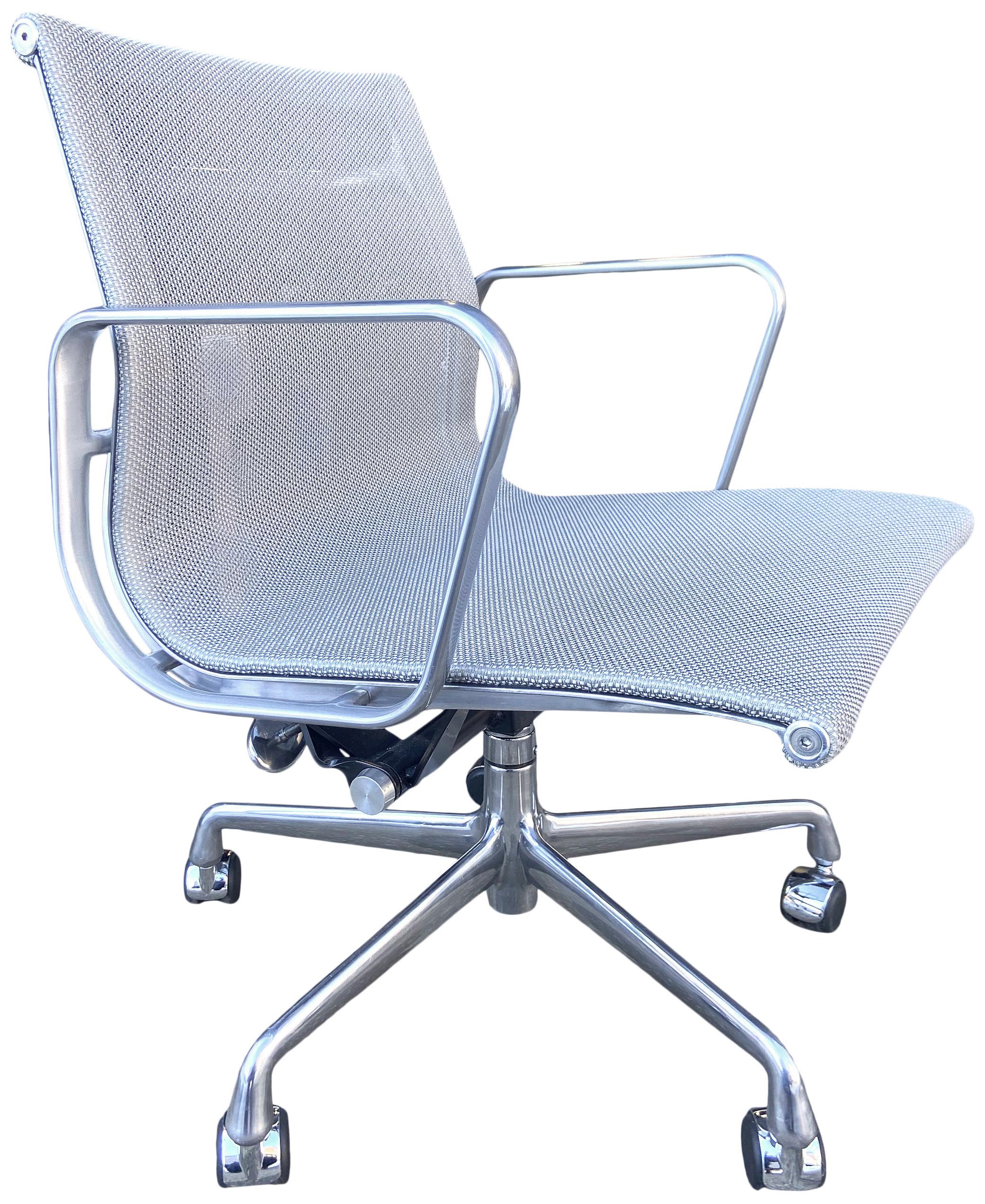 Eames Aluminum Group Chairs for Herman Miller In Good Condition In BROOKLYN, NY