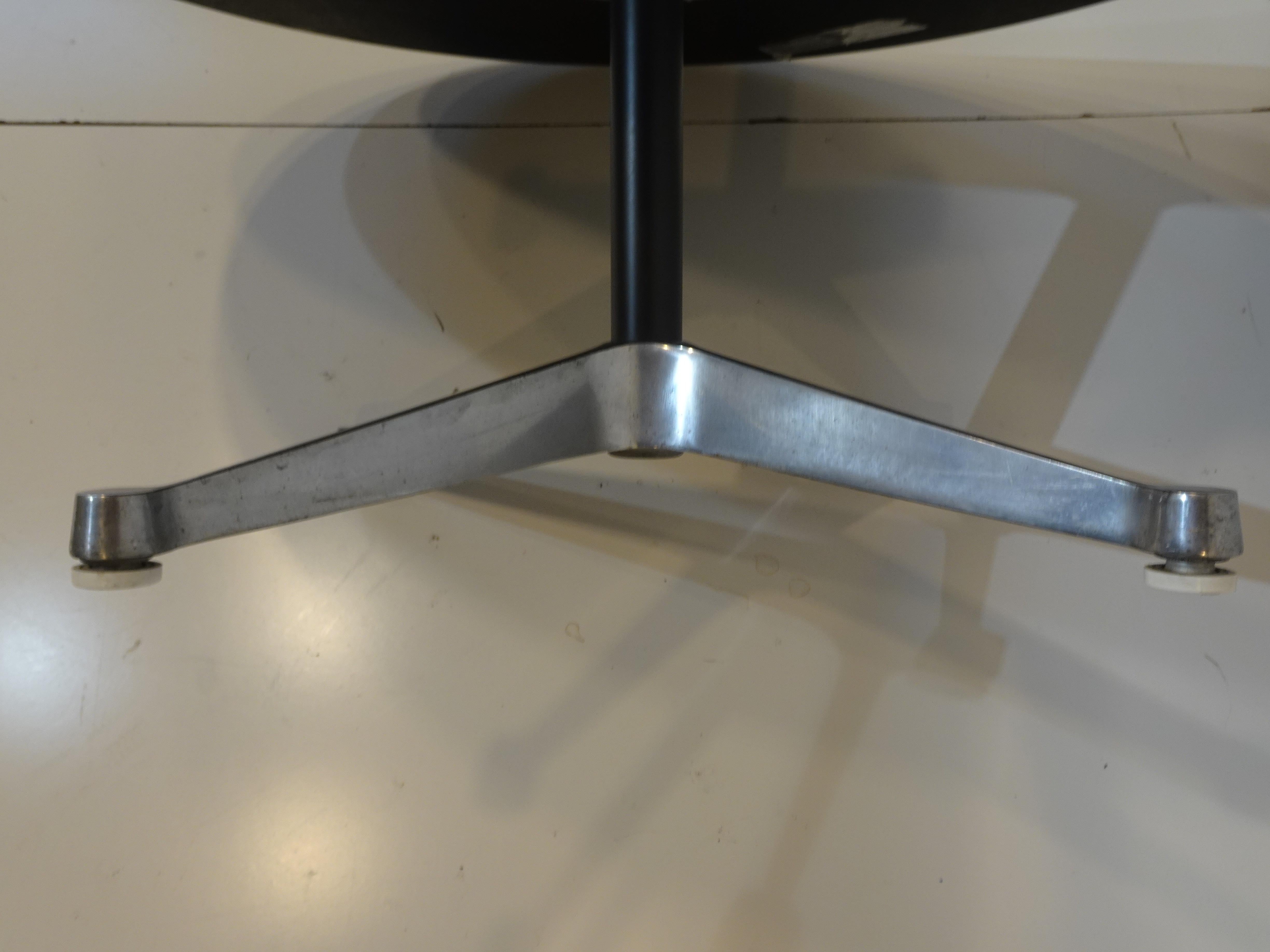 Eames Aluminum Group Coffee Table for Herman Miller In Good Condition In Cincinnati, OH