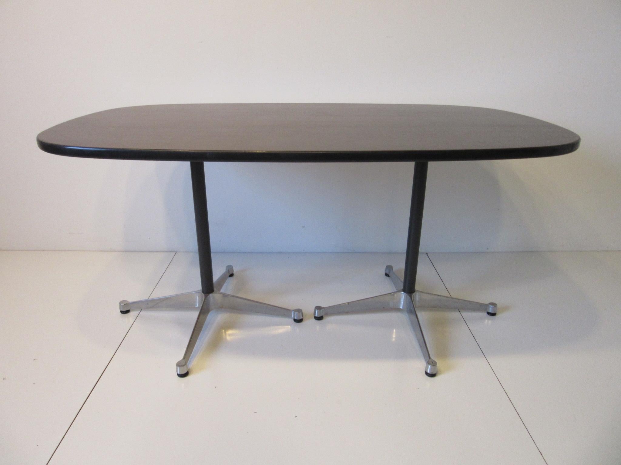 Table de salle à manger de groupe Eames en aluminium pour Herman Miller en vente 3