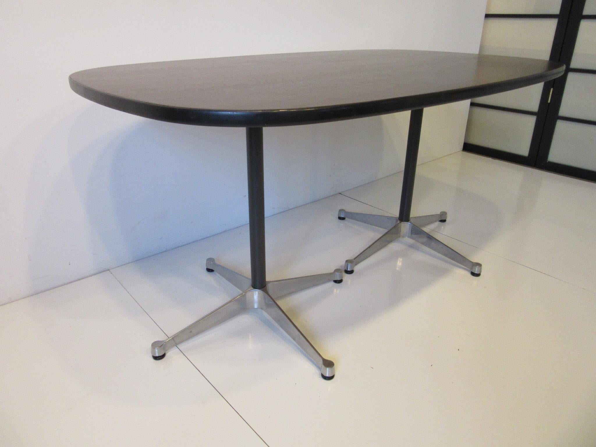 Mid-Century Modern Table de salle à manger de groupe Eames en aluminium pour Herman Miller en vente