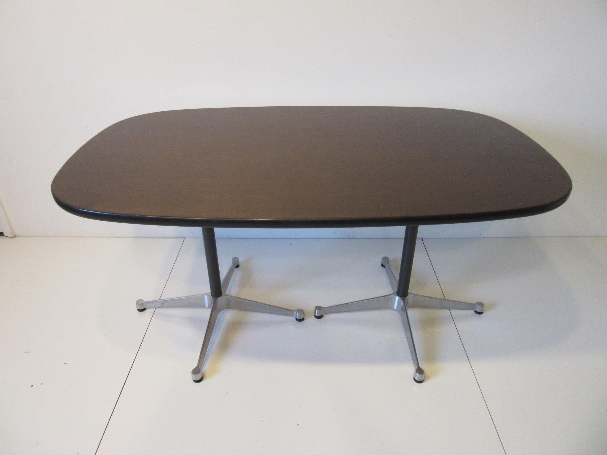 Nord-américain Table de salle à manger de groupe Eames en aluminium pour Herman Miller en vente