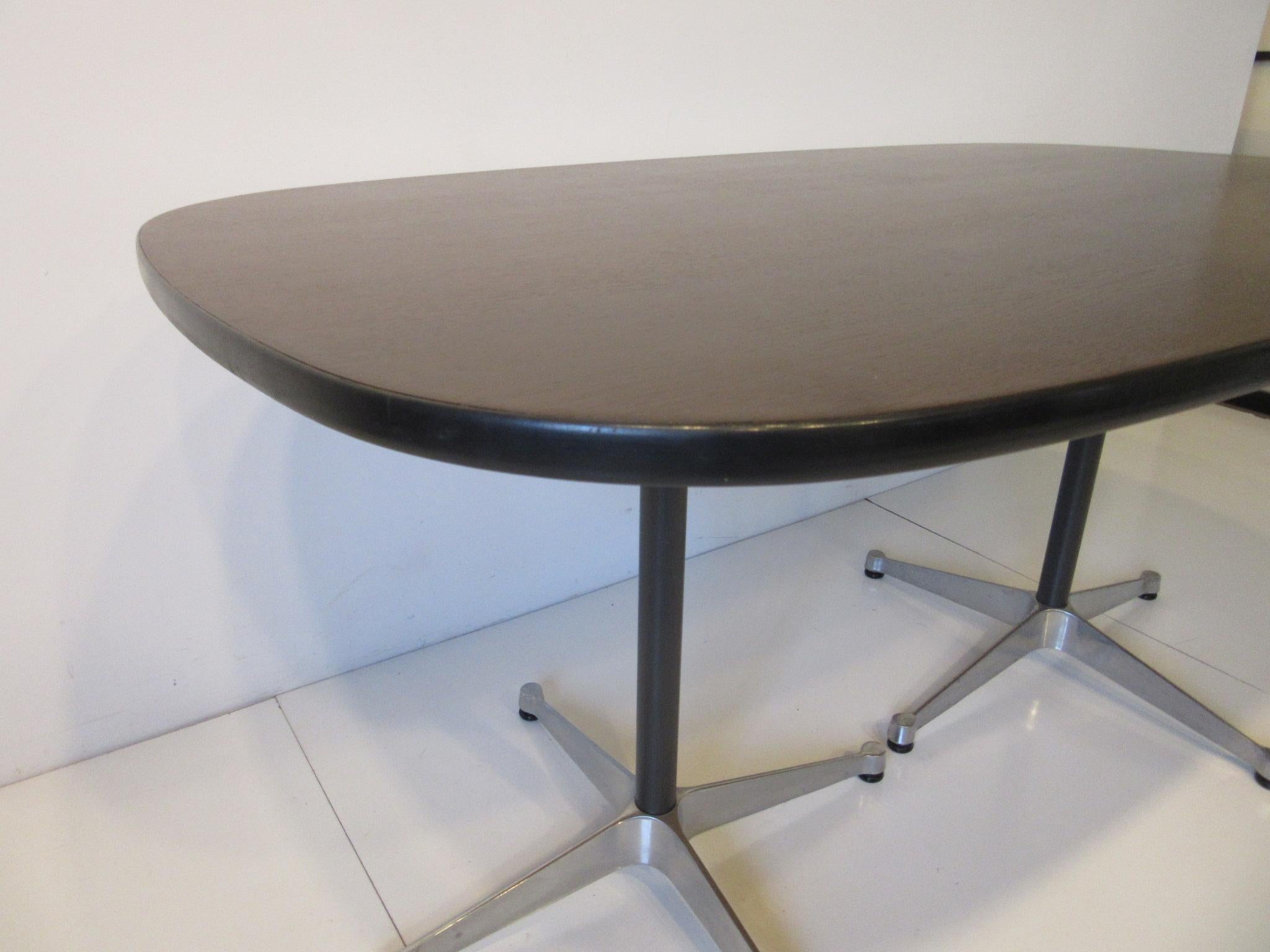 20ième siècle Table de salle à manger de groupe Eames en aluminium pour Herman Miller en vente