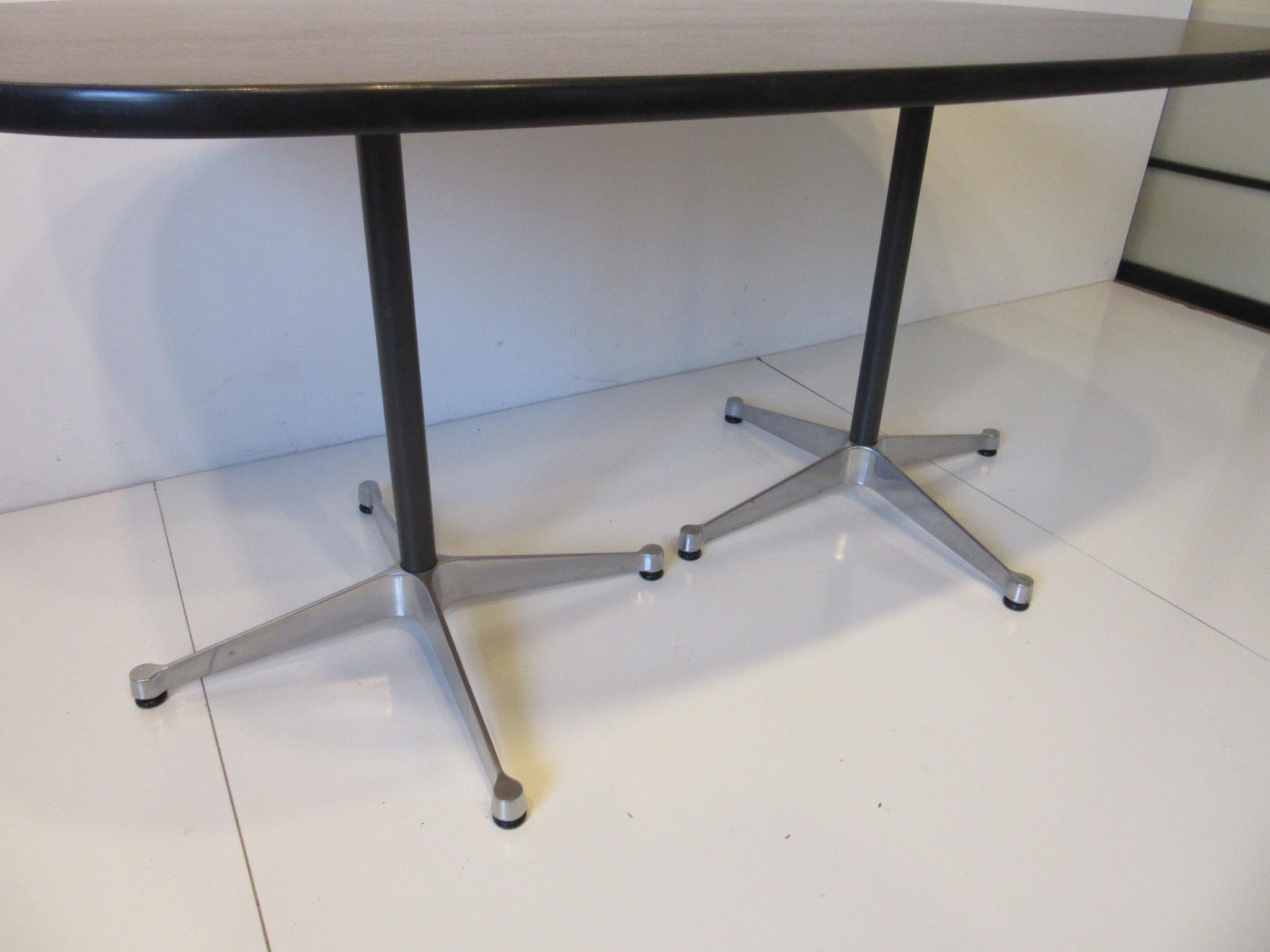 Bois Table de salle à manger de groupe Eames en aluminium pour Herman Miller en vente