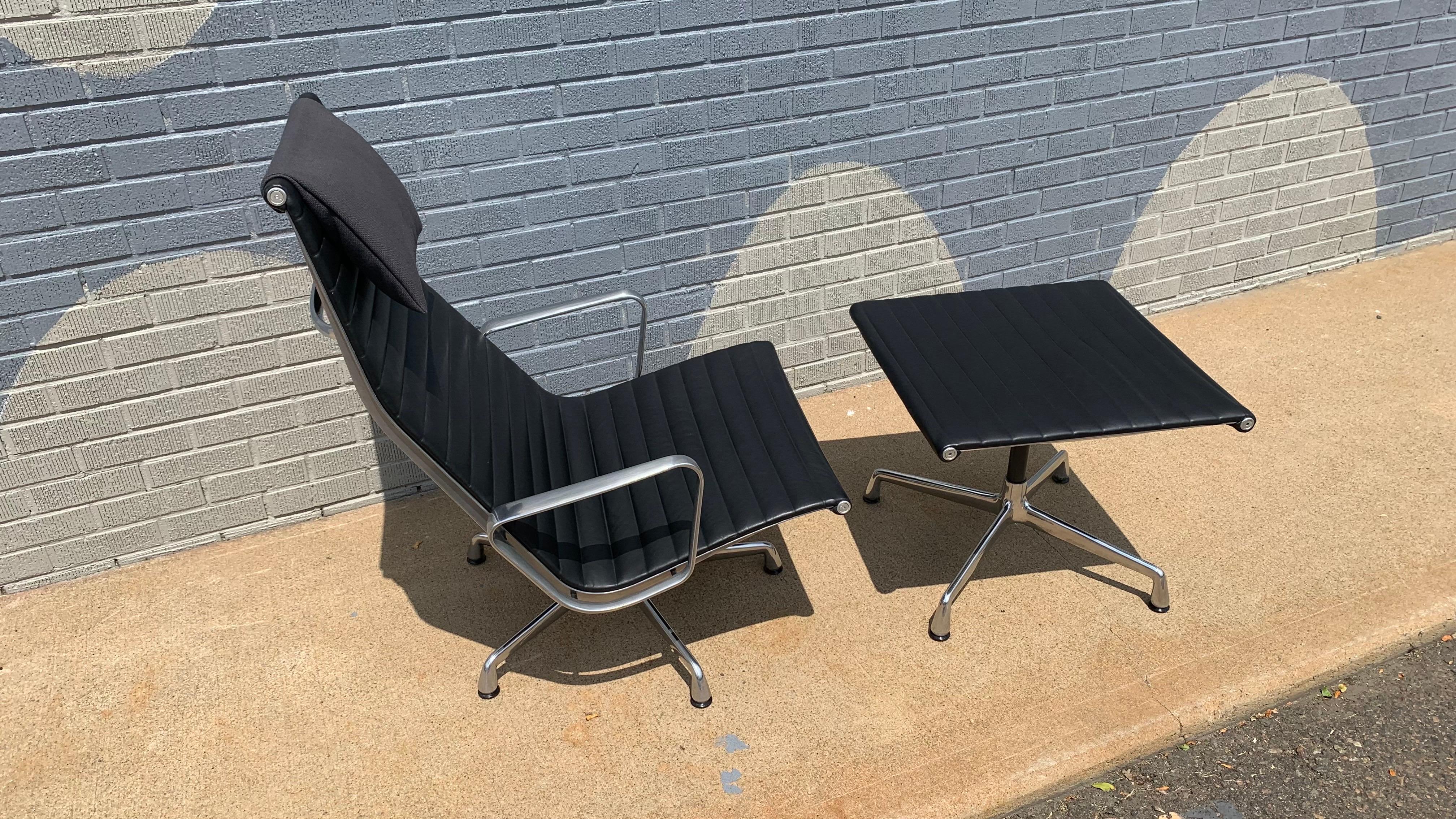 Mid-Century Modern Eames Aluminum Group Lounge Chair and Ottoman For Sale