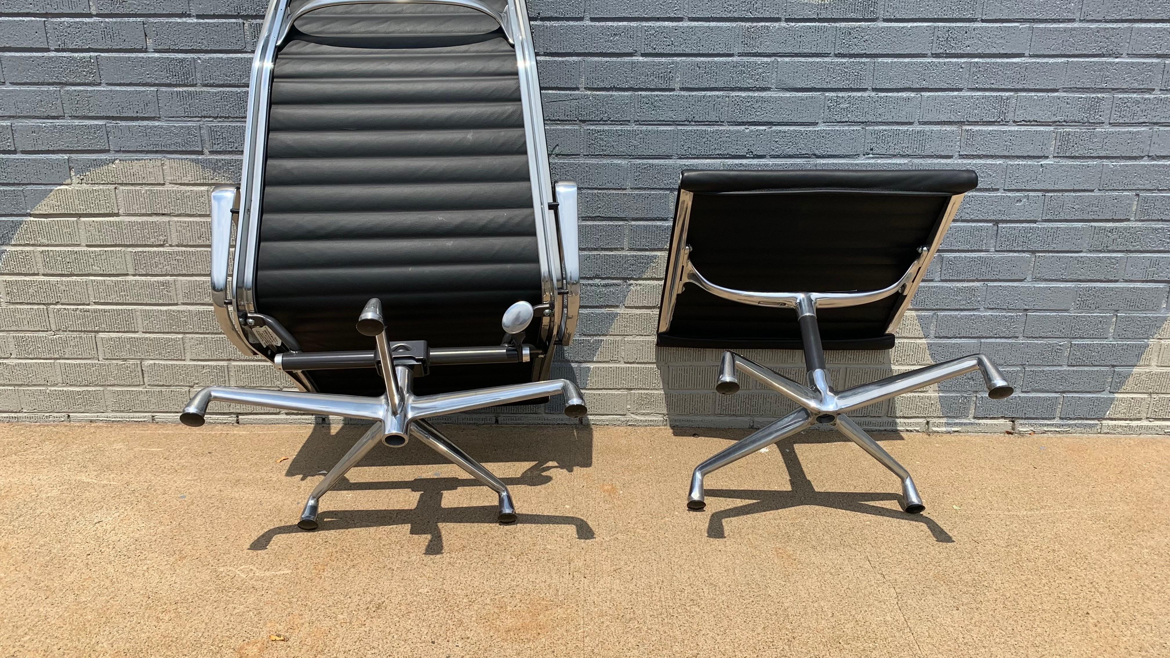 Eames Aluminum Group Lounge Chair and Ottoman In Good Condition For Sale In Wheat Ridge, CO