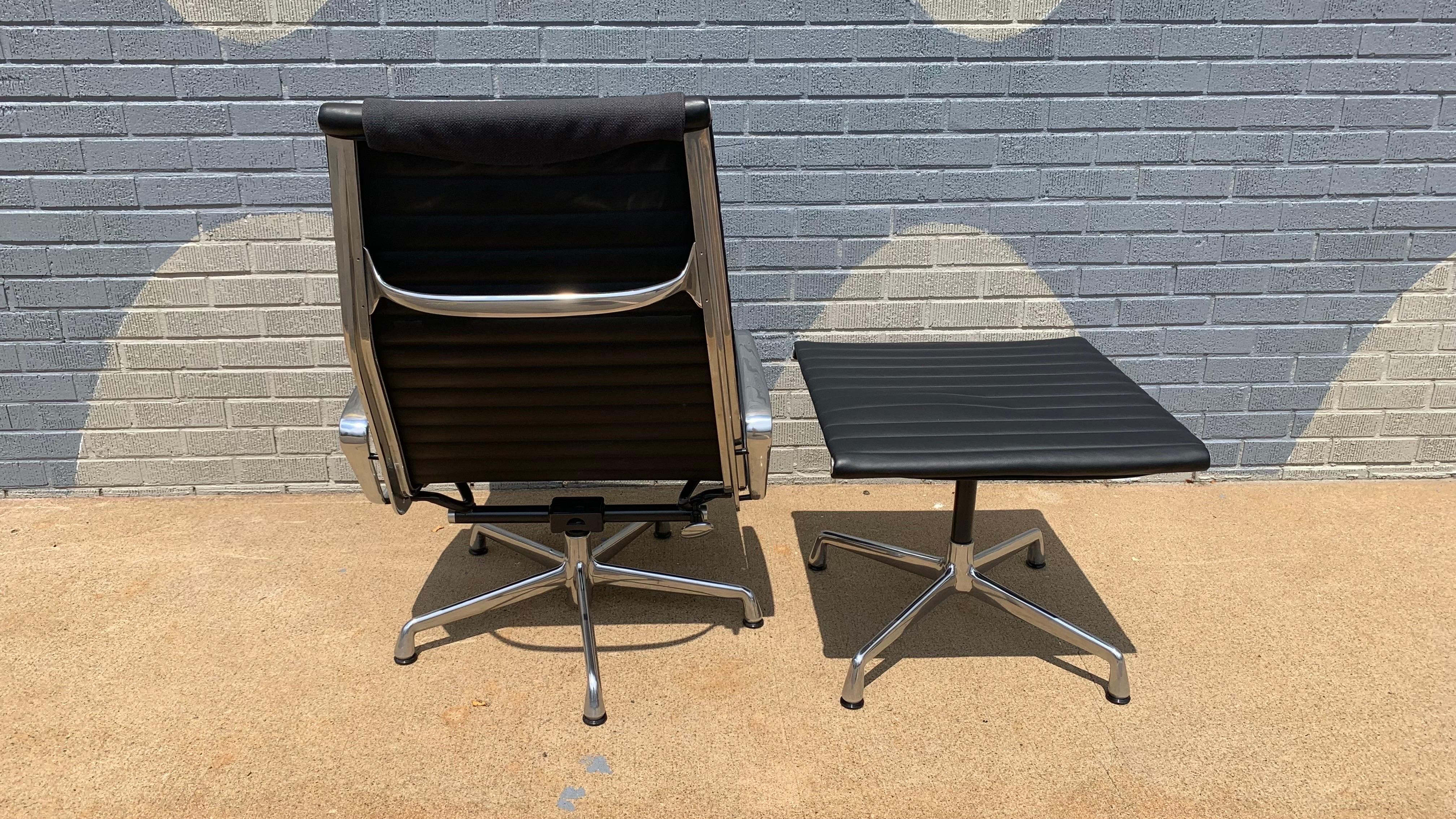 Eames Aluminum Group Lounge Chair and Ottoman For Sale 1
