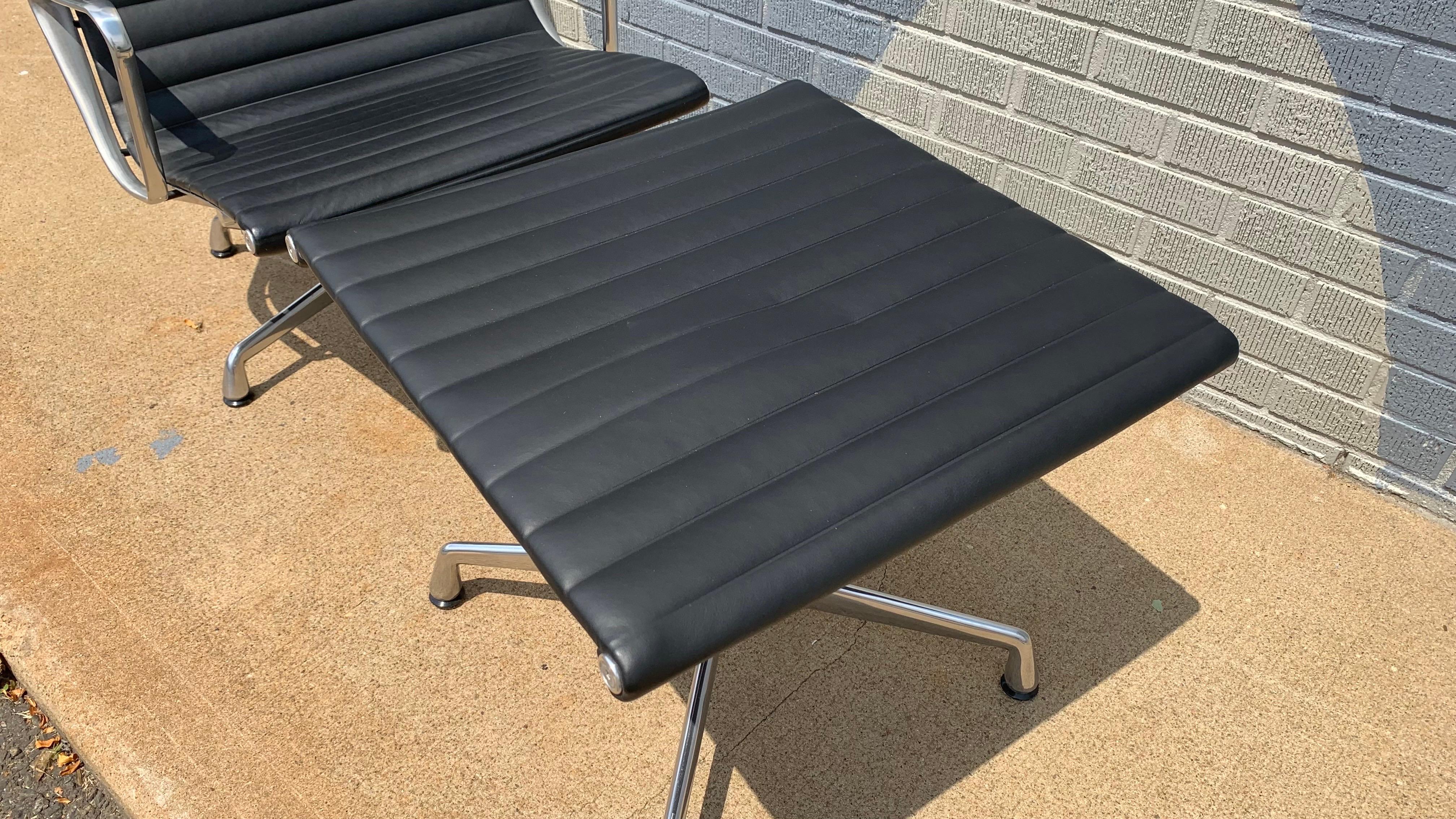 Eames Aluminum Group Lounge Chair and Ottoman For Sale 2