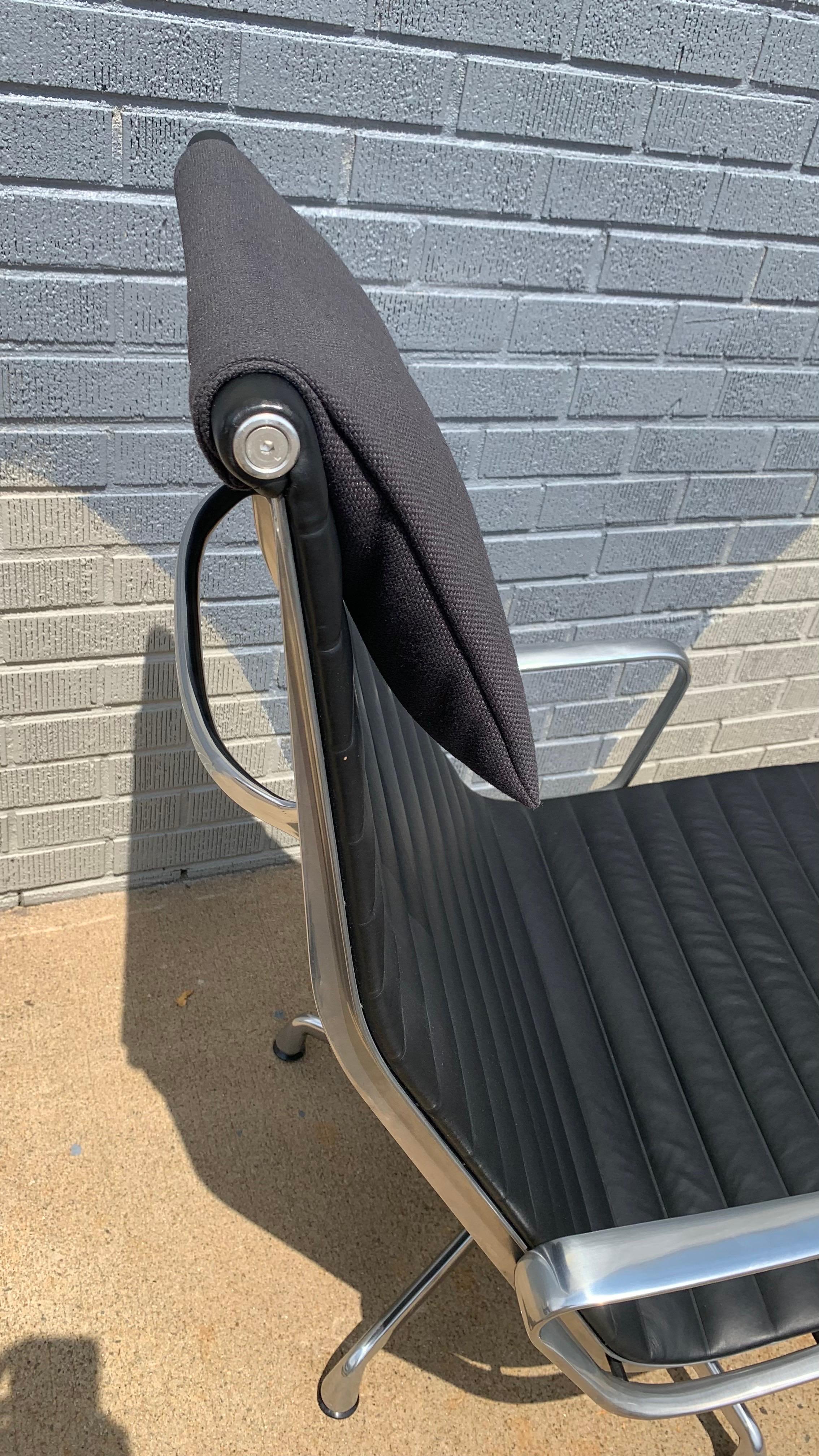 Eames Aluminum Group Lounge Chair and Ottoman For Sale 3